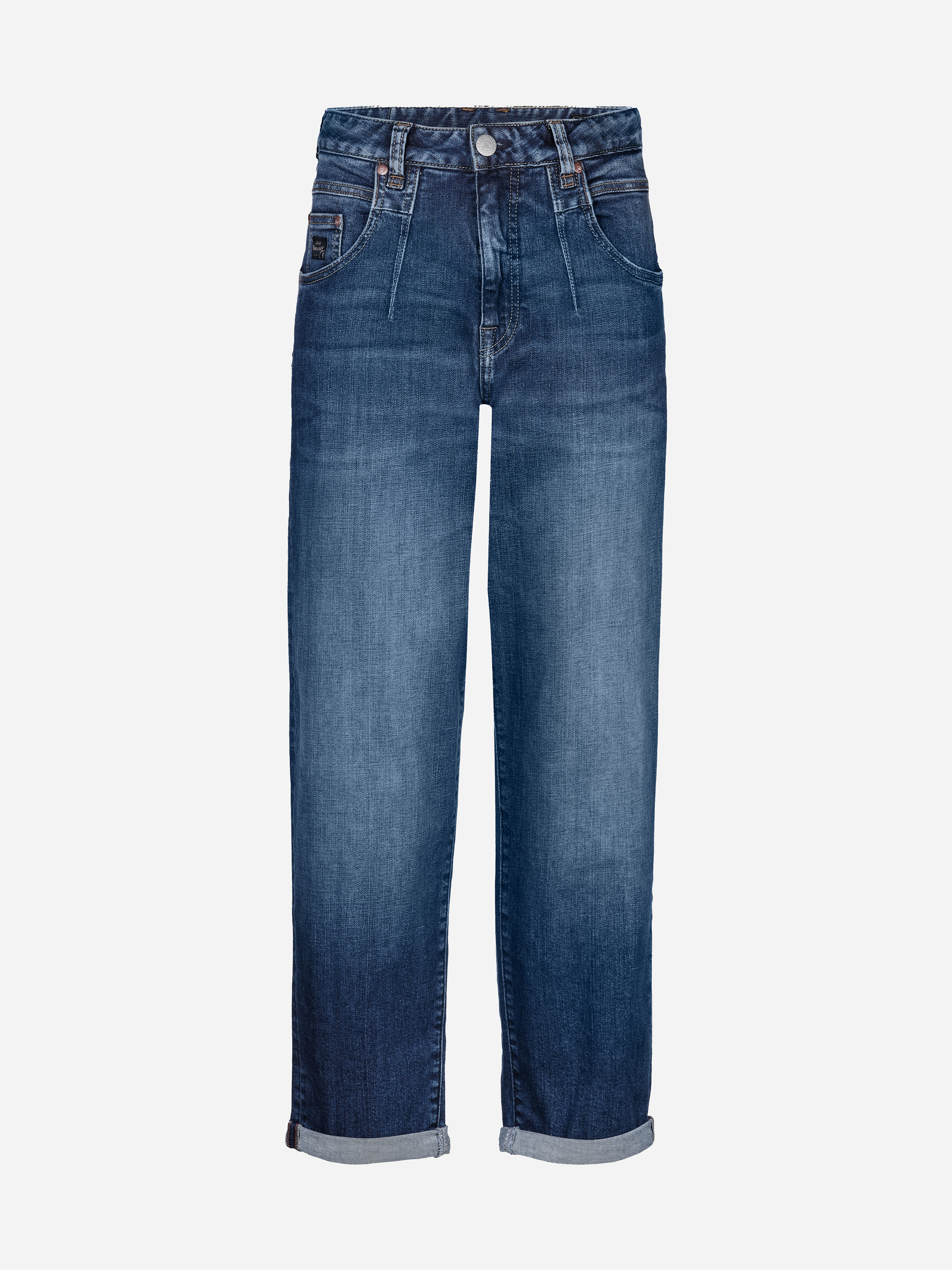 Ein Paar blaue Denim-Jeans mit geradem Bein, fünf Taschen, Knopf- und Reißverschluss und aufgerollten Bündchen auf weißem Hintergrund.