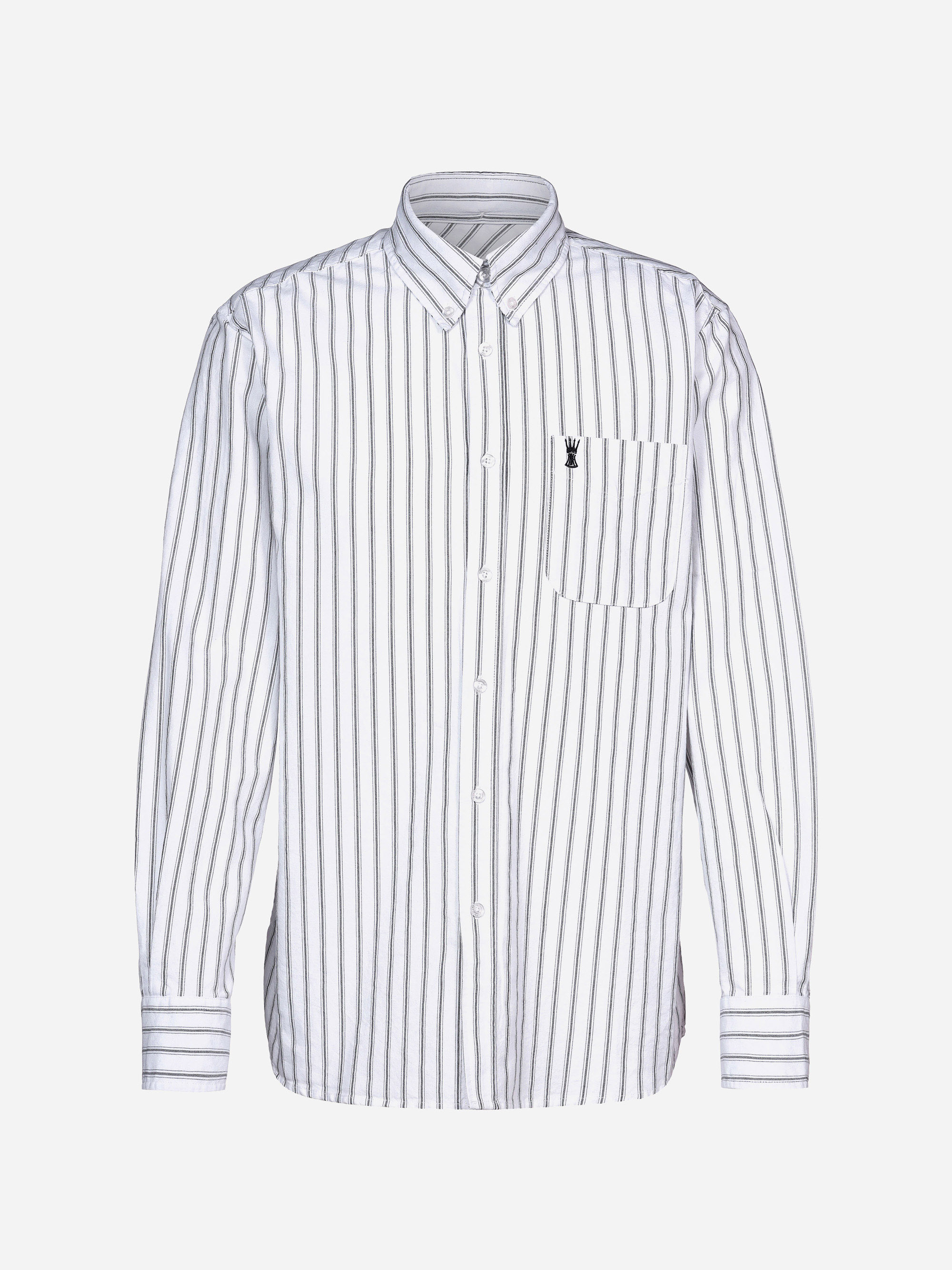 Ein weißes, langärmeliges Hemd mit vertikalen schwarzen Streifen, geknöpften Manschetten, einer Vordertasche auf der linken Brust und einem kleinen schwarzen gestickten Logo über der Tasche.