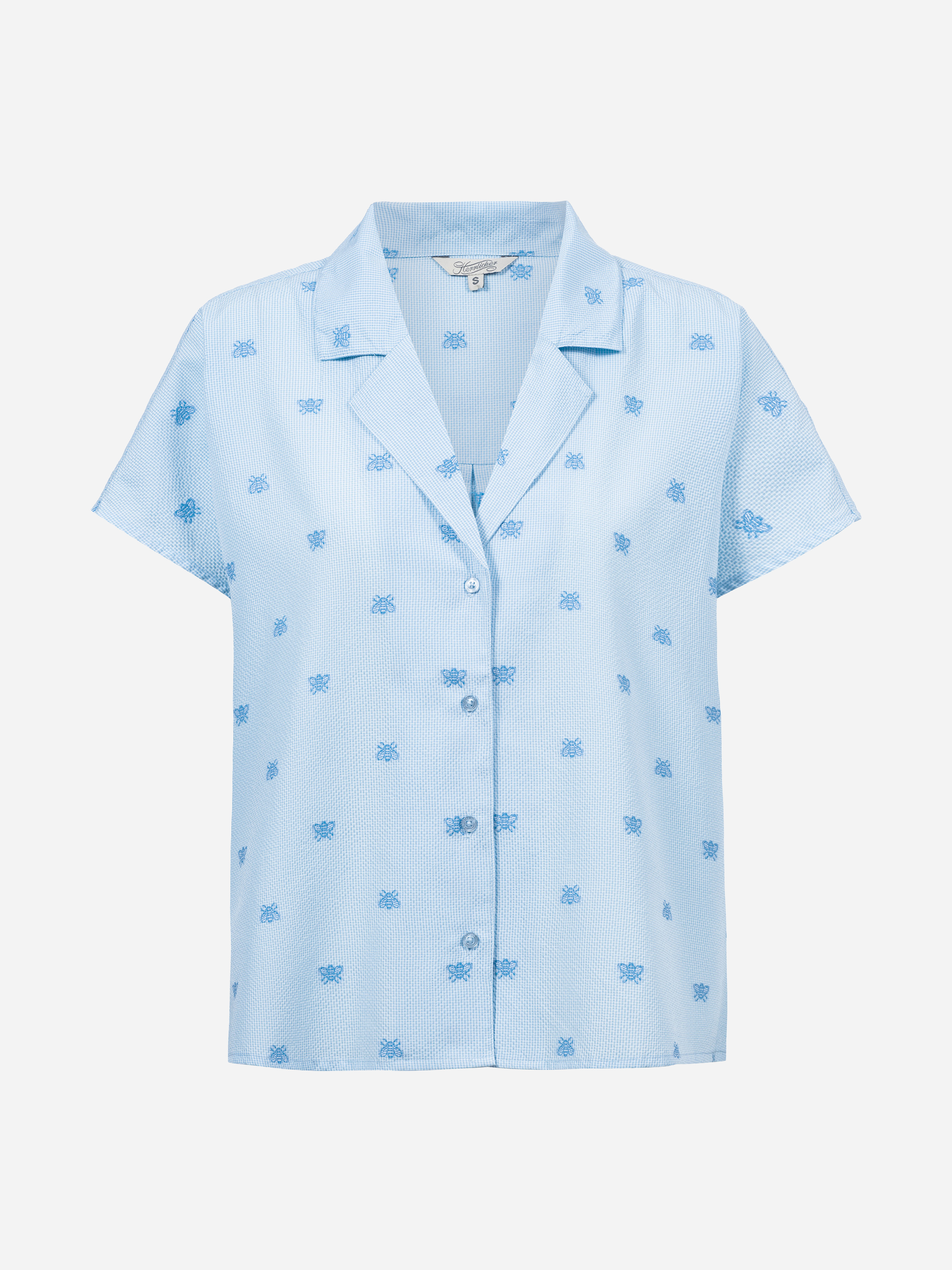 Hellblaues, kurzärmeliges Button-up-Hemd mit gekerbtem Kragen, verziert mit einem dezenten Muster aus kleinen, blau gestickten Schildkröten. Der Hintergrund ist einfarbig weiß.