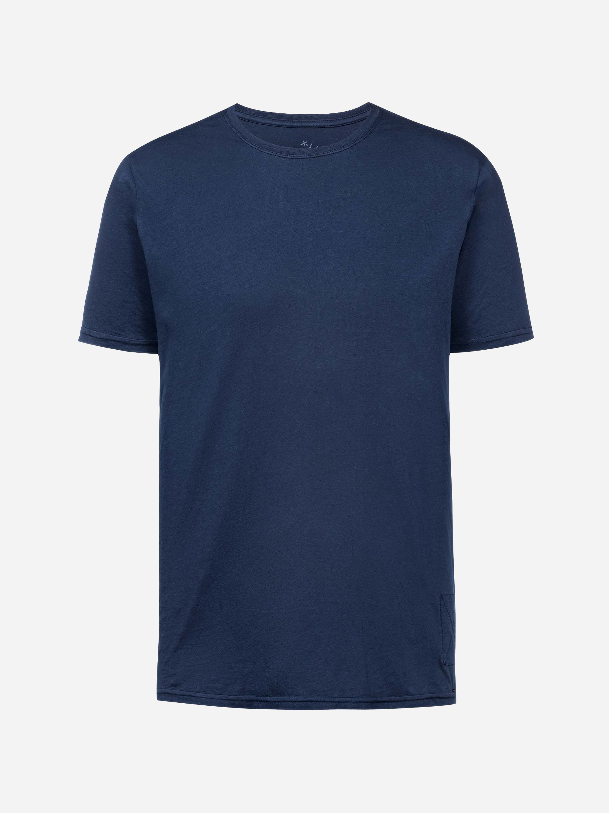 Ein schlichtes, kurzärmeliges, dunkelblaues T-Shirt mit Rundhalsausschnitt auf weißem Grund.