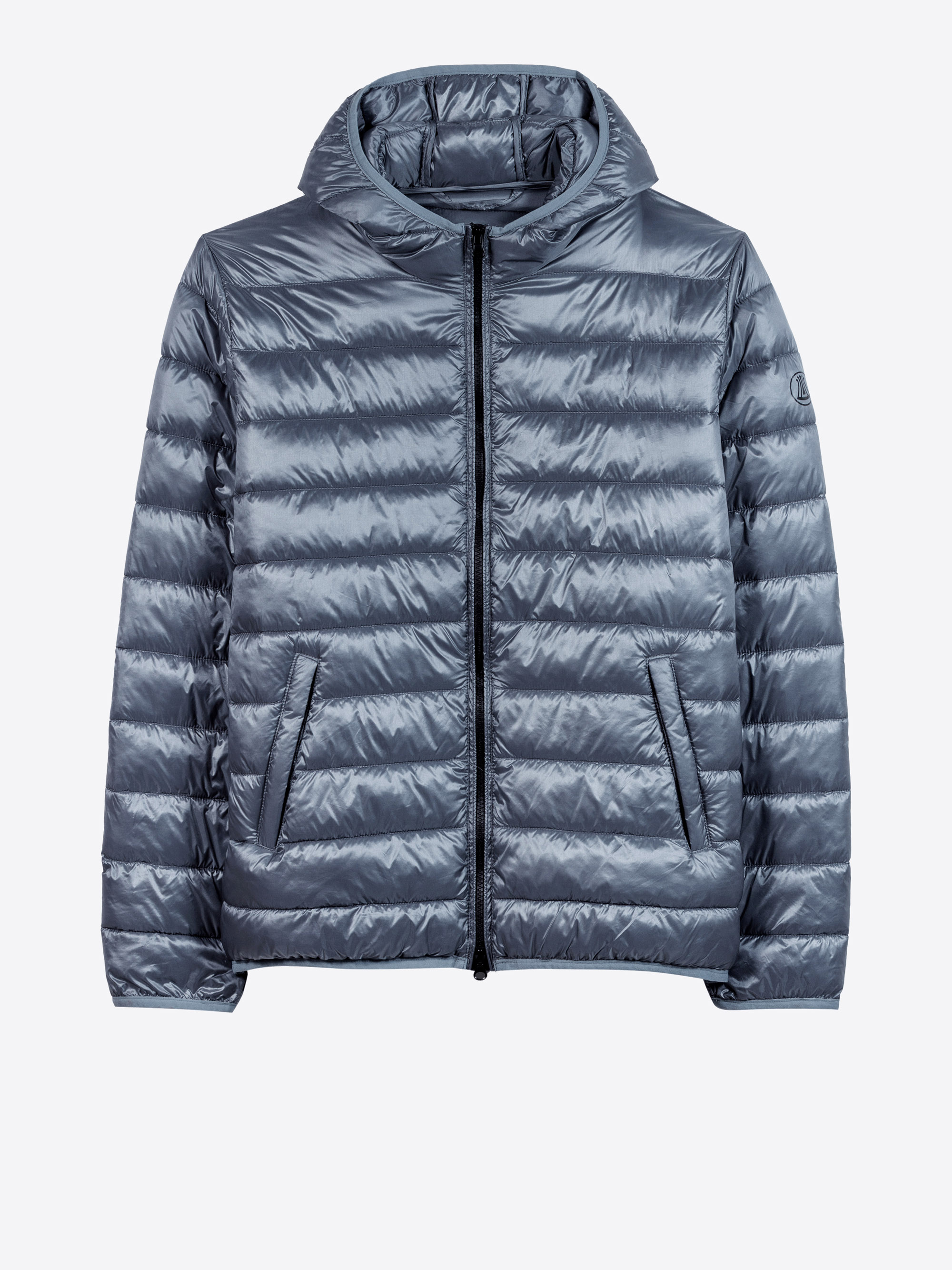 Eine glänzende, silbergraue Pufferjacke mit horizontaler Steppung, einem Frontreißverschluss, zwei seitlichen Reißverschlusstaschen und einer Kapuze, die vor einem schlichten weißen Hintergrund präsentiert wird.