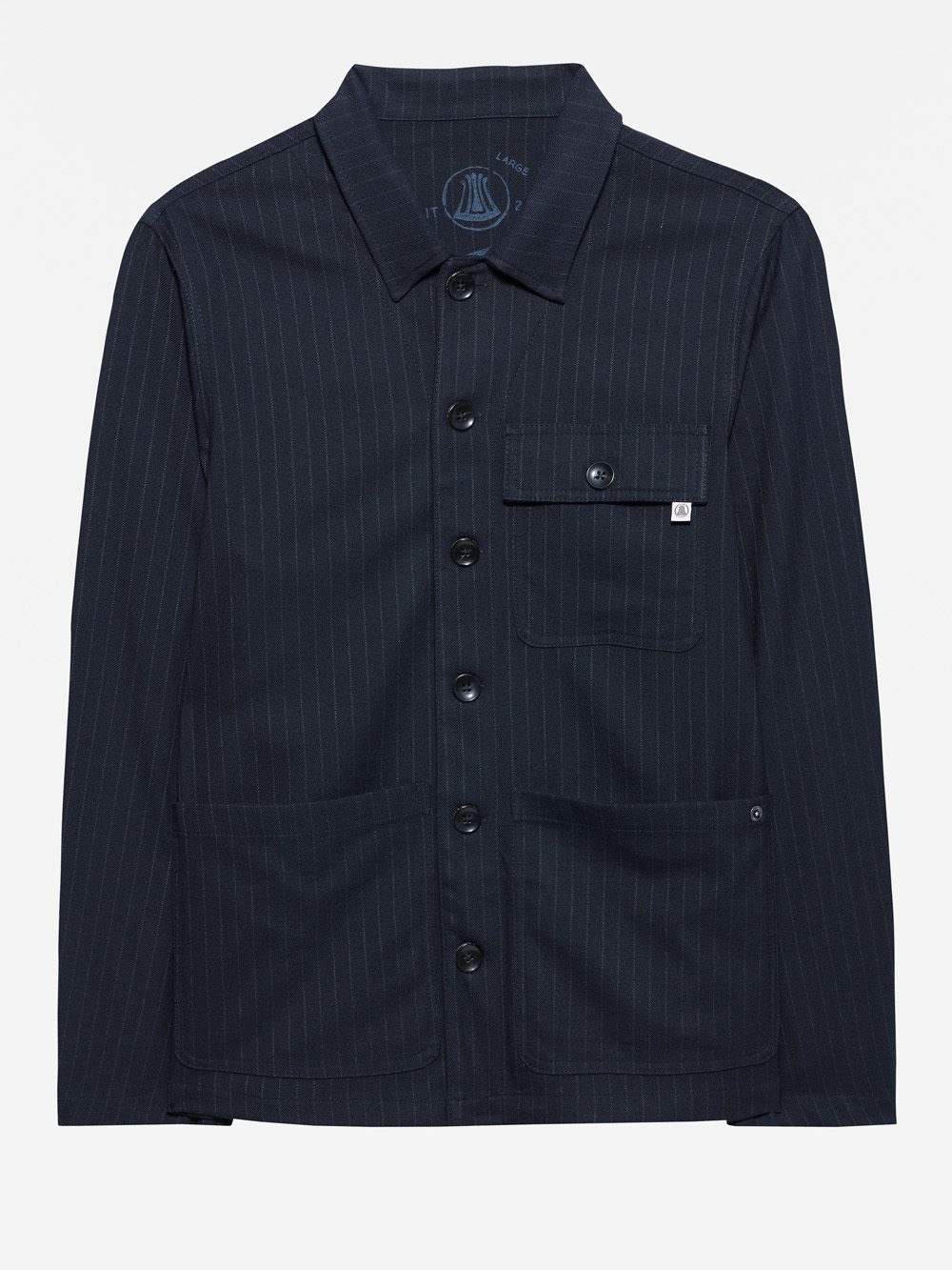 Marineblaue, geknöpfte Jacke mit Kragen, einer Brusttasche mit geknöpfter Klappe und zwei großen unteren Vordertaschen auf einfarbig weißem Hintergrund.