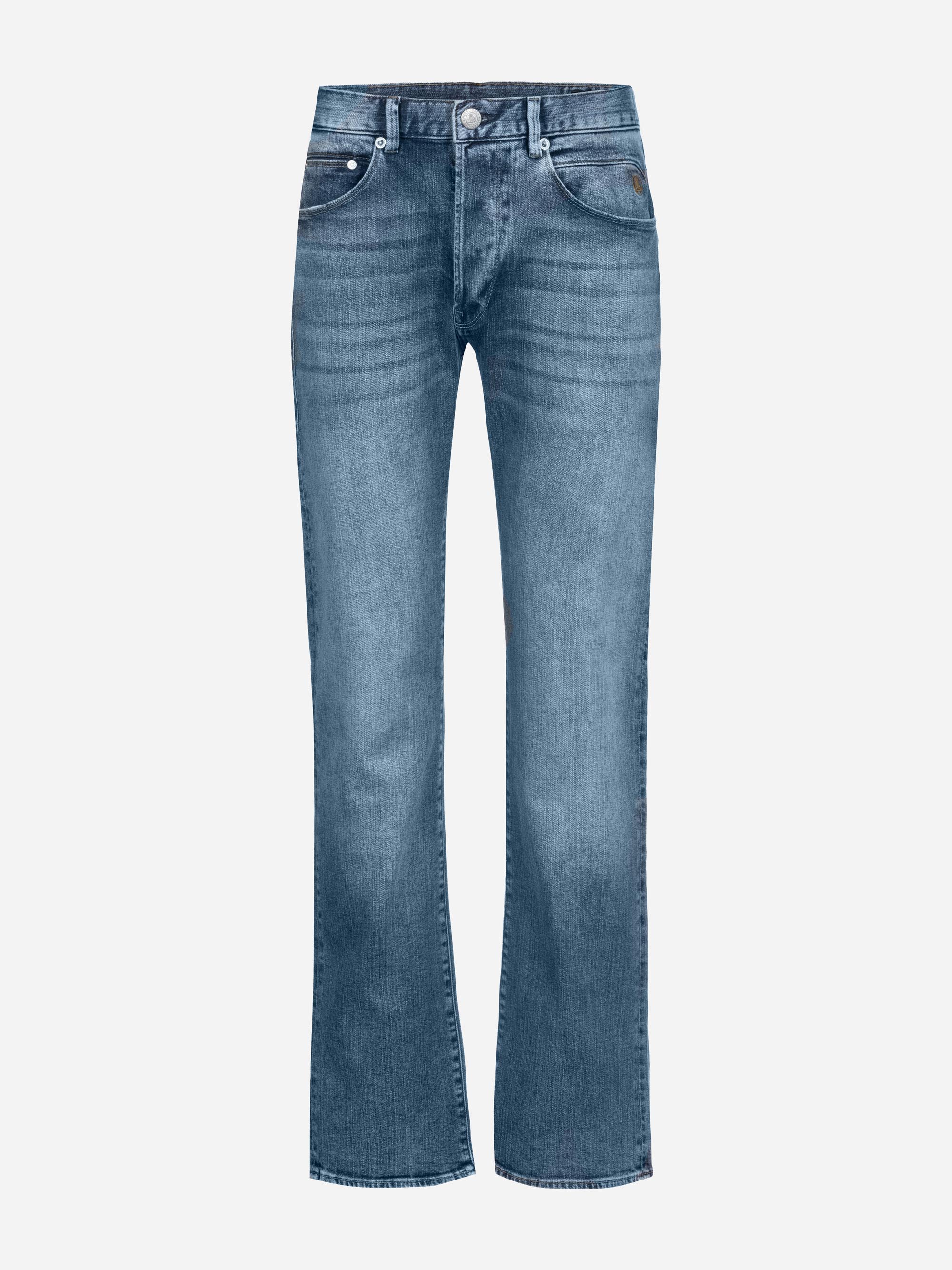 Ein Paar Jeans in mittlerer Waschung aus blauem Denim mit geradem Bein, Knopfverschluss vorne und klassischem Five-Pocket-Design auf weißem Hintergrund.