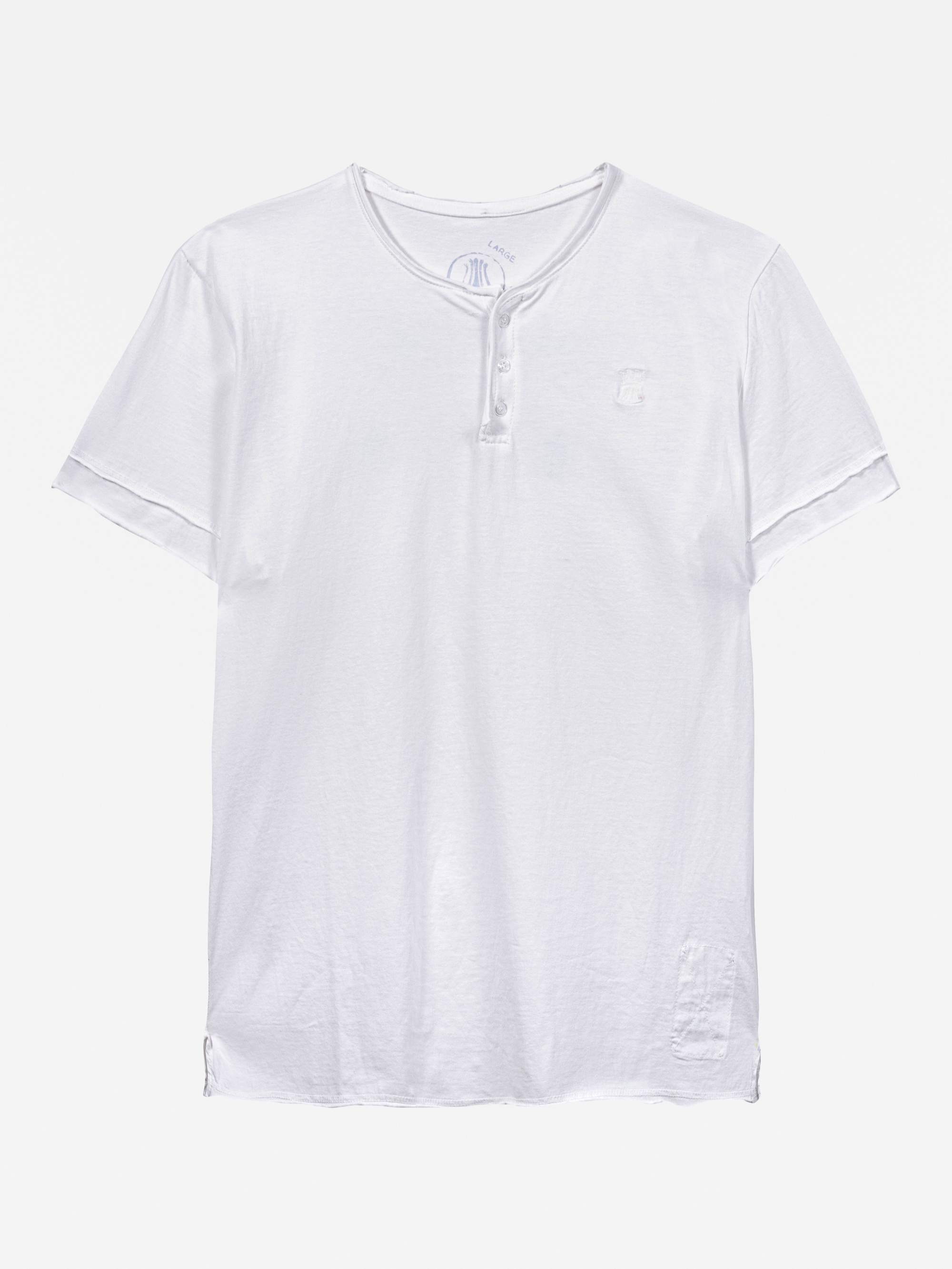 Ein schlichtes, weißes, kurzärmeliges T-Shirt mit Rundhalsausschnitt und einer Knopfleiste mit zwei Knöpfen auf weißem Hintergrund. Der Stoff ist weich und leicht zerknittert.