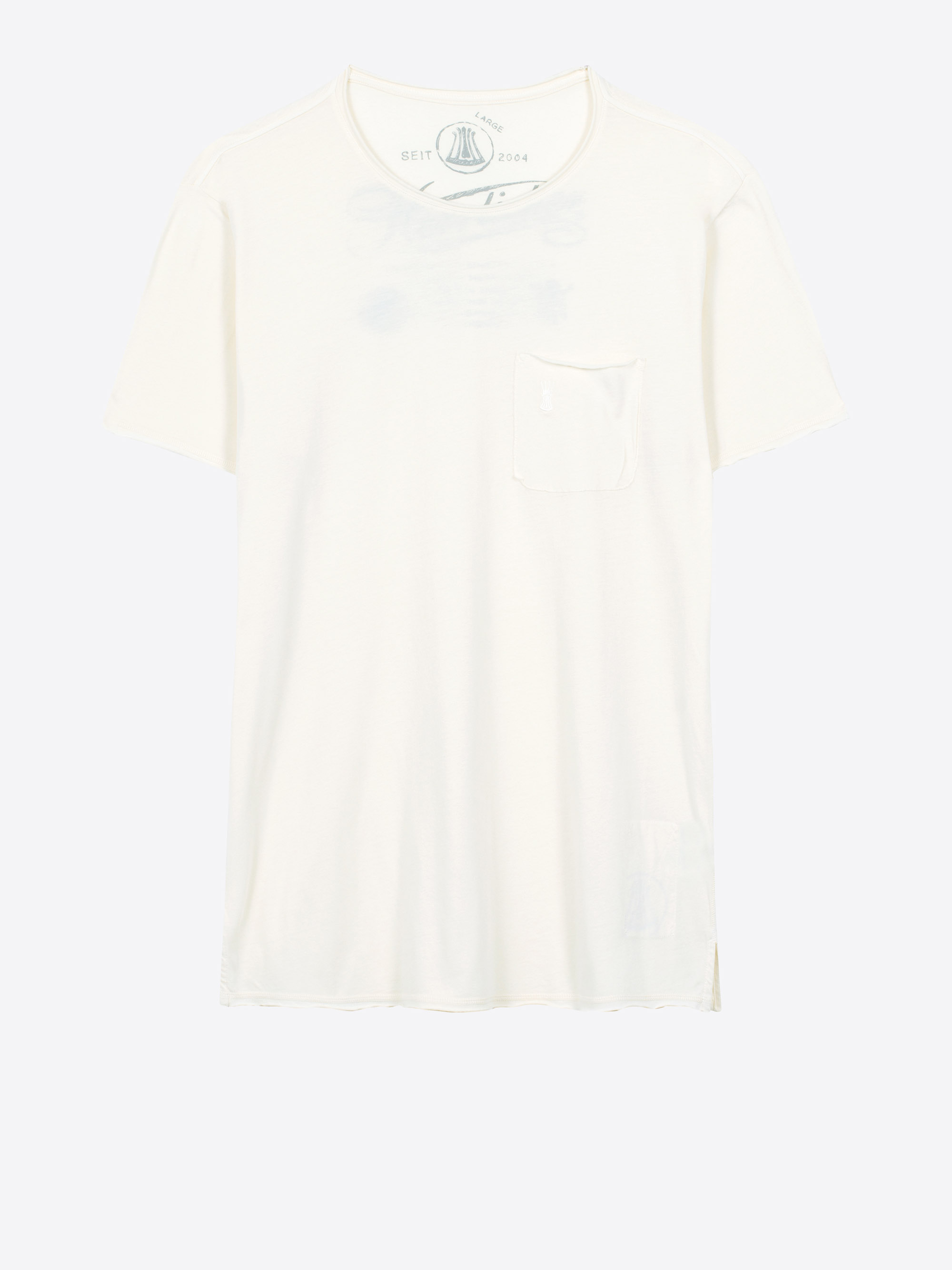 Ein schlichtes weißes, kurzärmeliges T-Shirt mit rundem Halsausschnitt und einer kleinen Brusttasche auf der linken Seite auf hellgrauem Hintergrund.