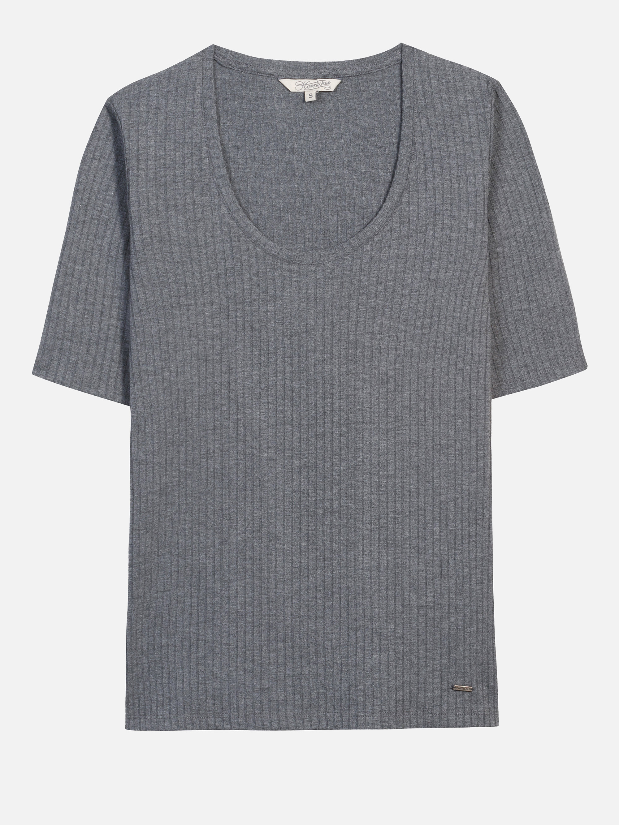Kurzärmeliges, geripptes graues T-Shirt mit Rundhalsausschnitt auf einfarbig weißem Hintergrund. Ein kleines Metallschild ist in der Nähe des unteren Saums sichtbar.