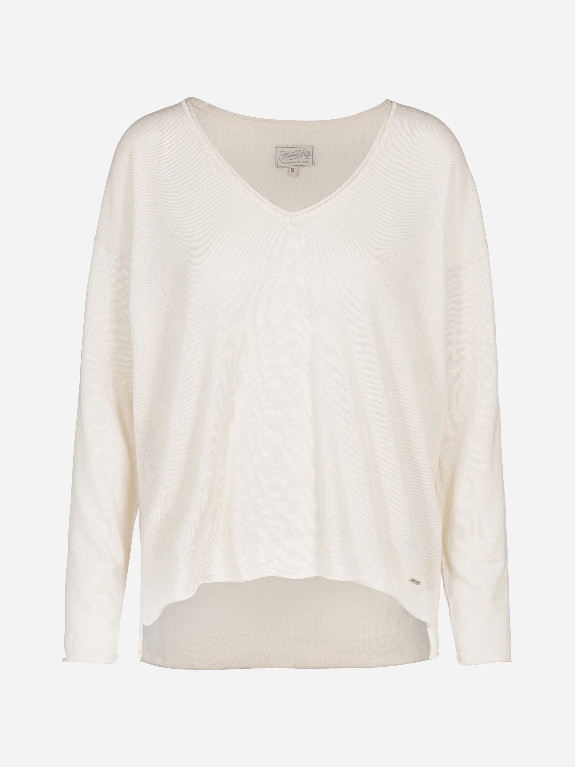 Ein locker sitzender, langärmeliger, cremefarbener Pullover mit V-Ausschnitt und leicht asymmetrischem Saum, der sich vor einem einfarbig weißen Hintergrund präsentiert.