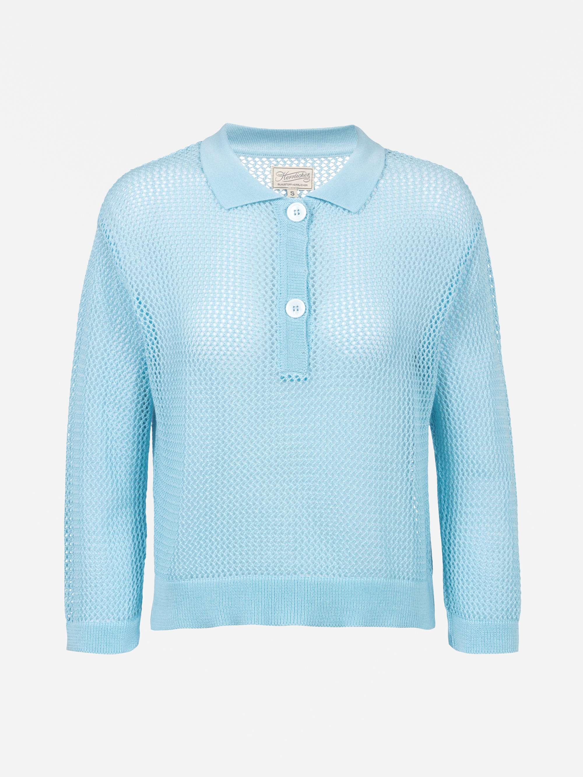 Ein hellblauer, langärmeliger Netzstrickpullover mit Polokragen und drei großen weißen Knöpfen an der vorderen Knopfleiste, der sich vor einem schlichten weißen Hintergrund abhebt.