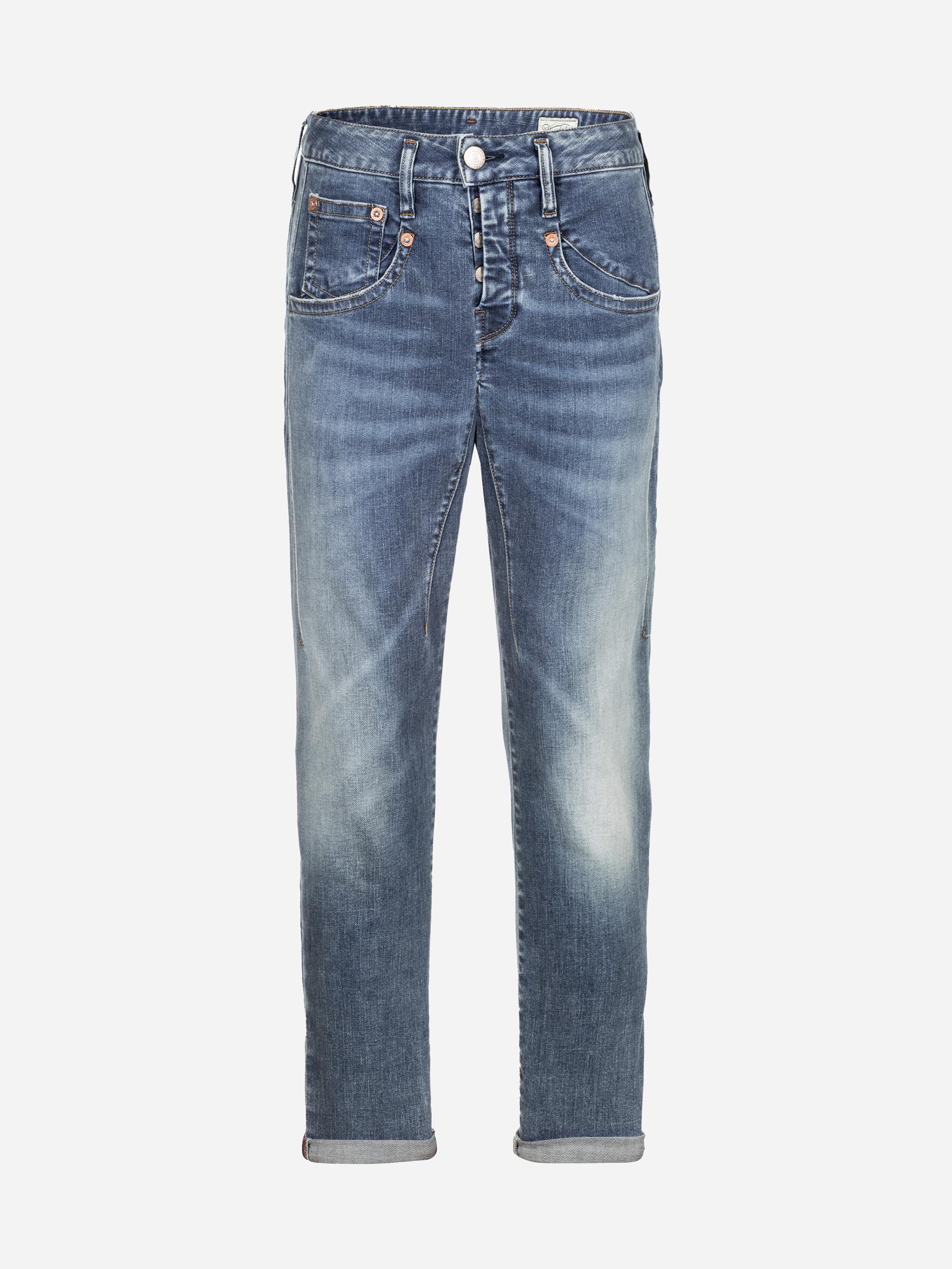 Ein Paar blaue Denim-Jeans mit Knopfleiste, Vorder- und Gesäßtaschen, verblichenen Details an den Oberschenkeln und aufgerollten Bündchen auf weißem Hintergrund.