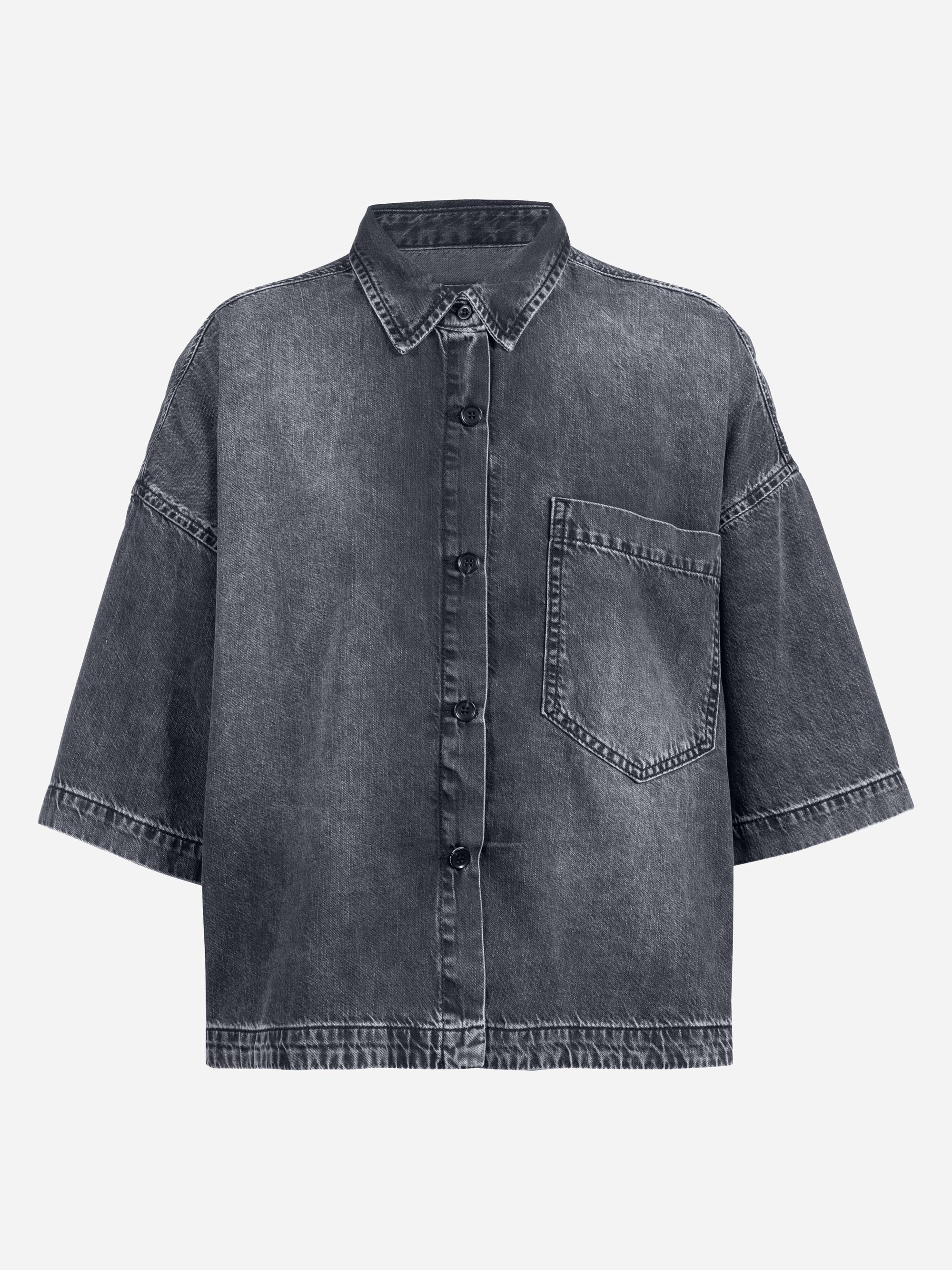 Ein locker sitzendes, kurzärmeliges, dunkelgraues Jeanshemd mit einem Knopfverschluss auf der Vorderseite und einer einzigen Brusttasche auf einem einfarbig weißen Hintergrund.