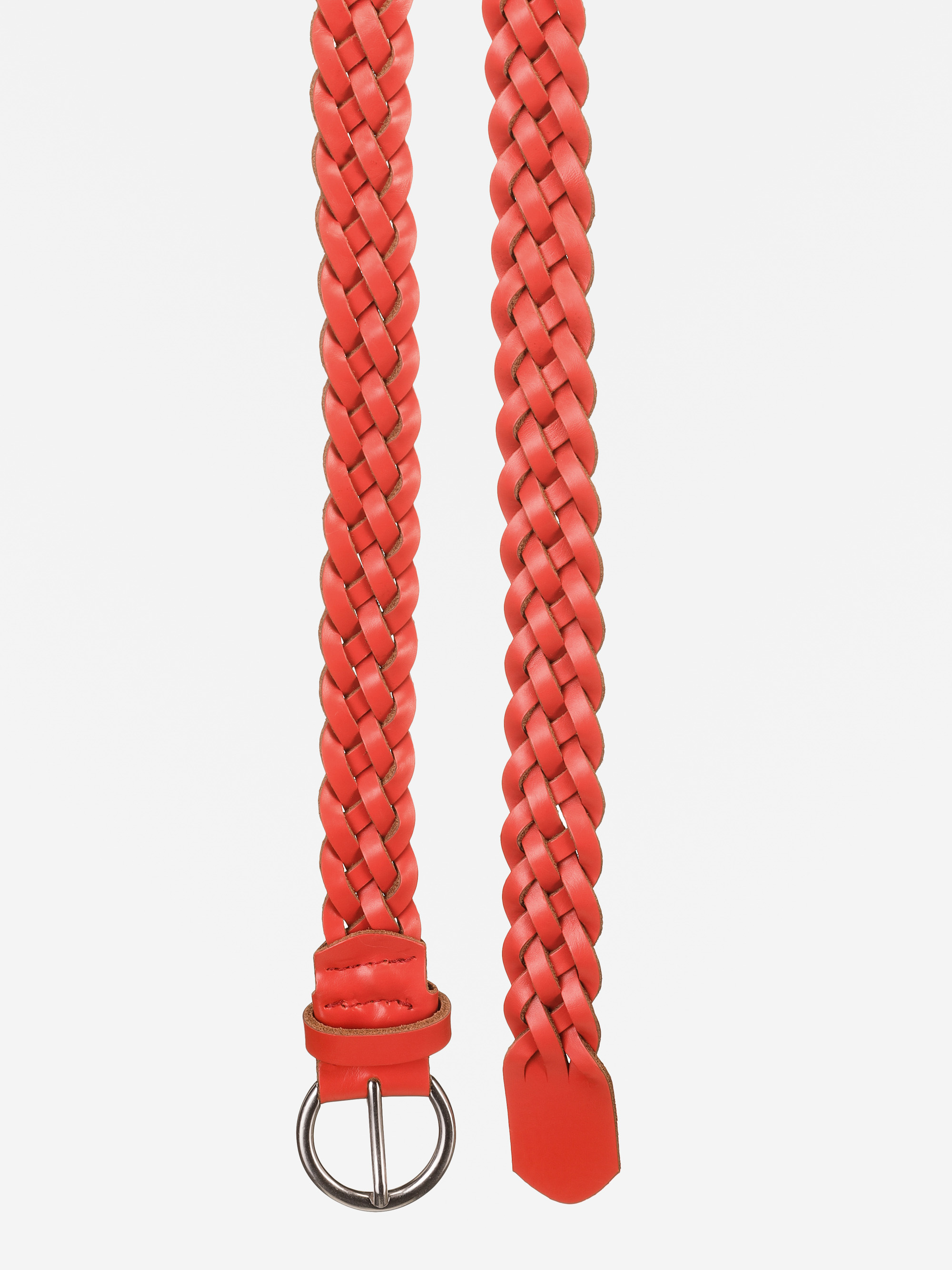Eine Nahaufnahme eines geflochtenen roten Gürtels mit einer silbernen Schnalle, dargestellt vor einem weißen Hintergrund. Der Gürtel wird sowohl vom Ende der Schnalle als auch vom spitz zulaufenden Ende aus gezeigt.