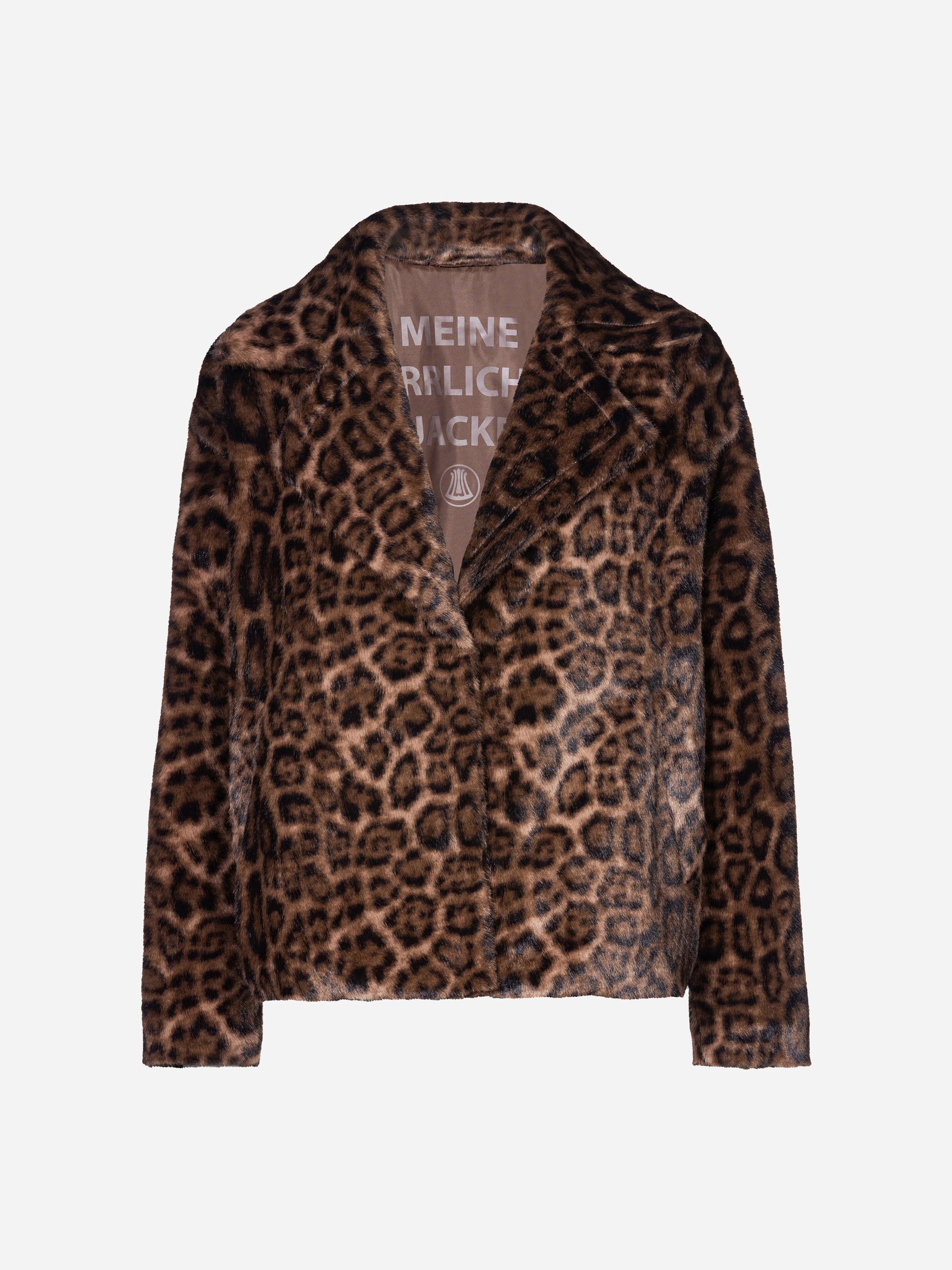 Jacke aus Kunstpelz mit braunem und schwarzem Leopardenmuster, mit gekerbtem Kragen und Knopfleiste. Das Innenfutter ist mit weißem Text bedruckt.