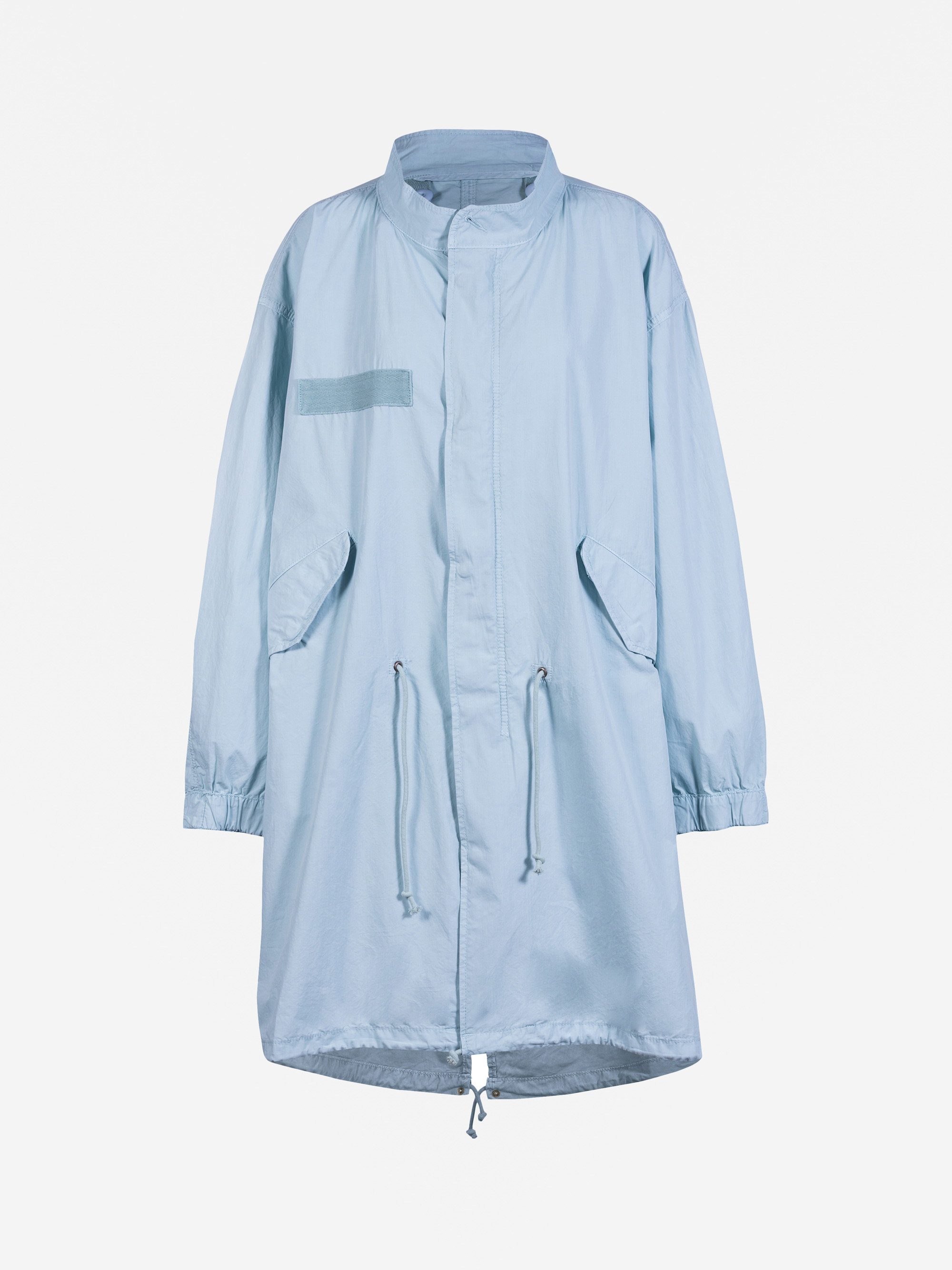 Hellblaue, lange Parka-Jacke mit Stehkragen, Kordelzug in der Taille und am Saum, langen Ärmeln, zwei schrägen Pattentaschen, einem Brustaufnäher und einem verdeckten Reißverschluss auf weißem Grund.