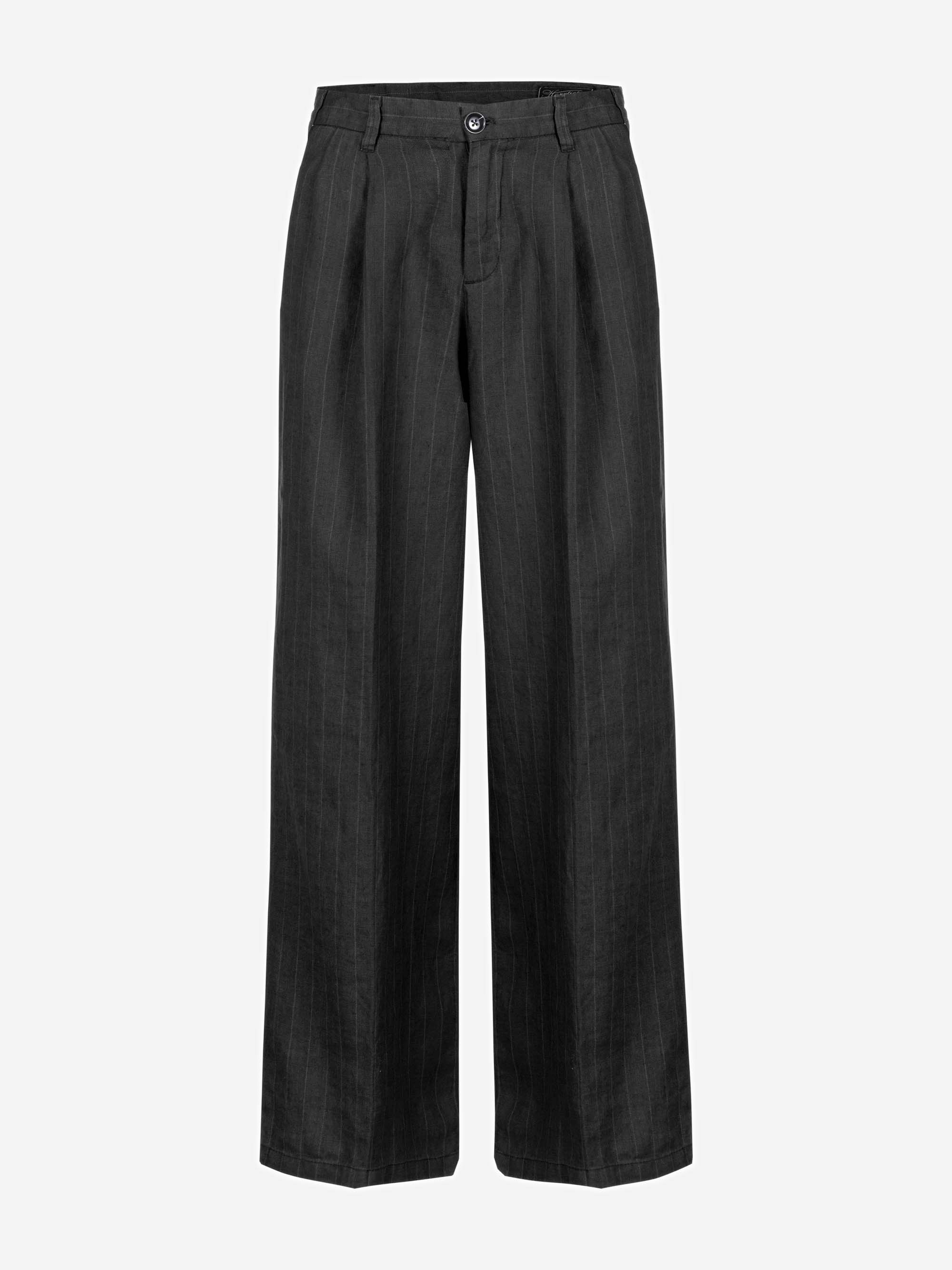 Schwarze Hose mit hoher Taille und weitem Bein, dezenten vertikalen Nadelstreifen, Knopf- und Reißverschluss sowie Gürtelschlaufen auf weißem Grund.