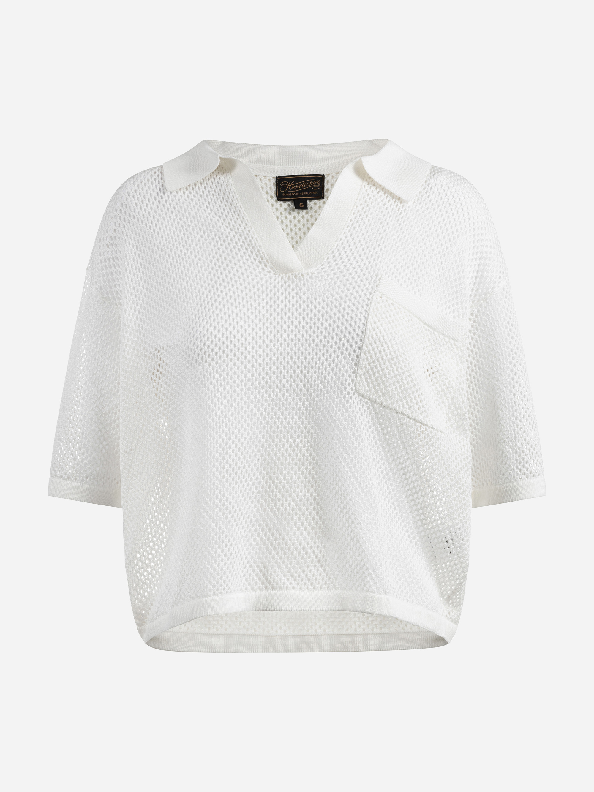 Ein weißes, kurzärmeliges Netzstrickhemd mit Kragen, V-Ausschnitt und einer einzigen Tasche auf der linken Brust auf einfarbig weißem Hintergrund.