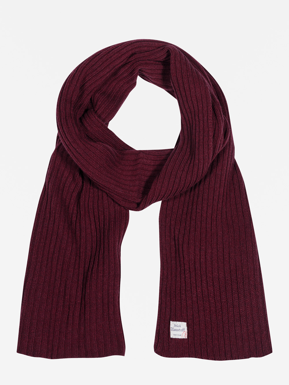Ein burgunderfarbener Rippenstrickschal mit einem kleinen weißen Anhänger an einem Ende, flach auf weißem Grund.