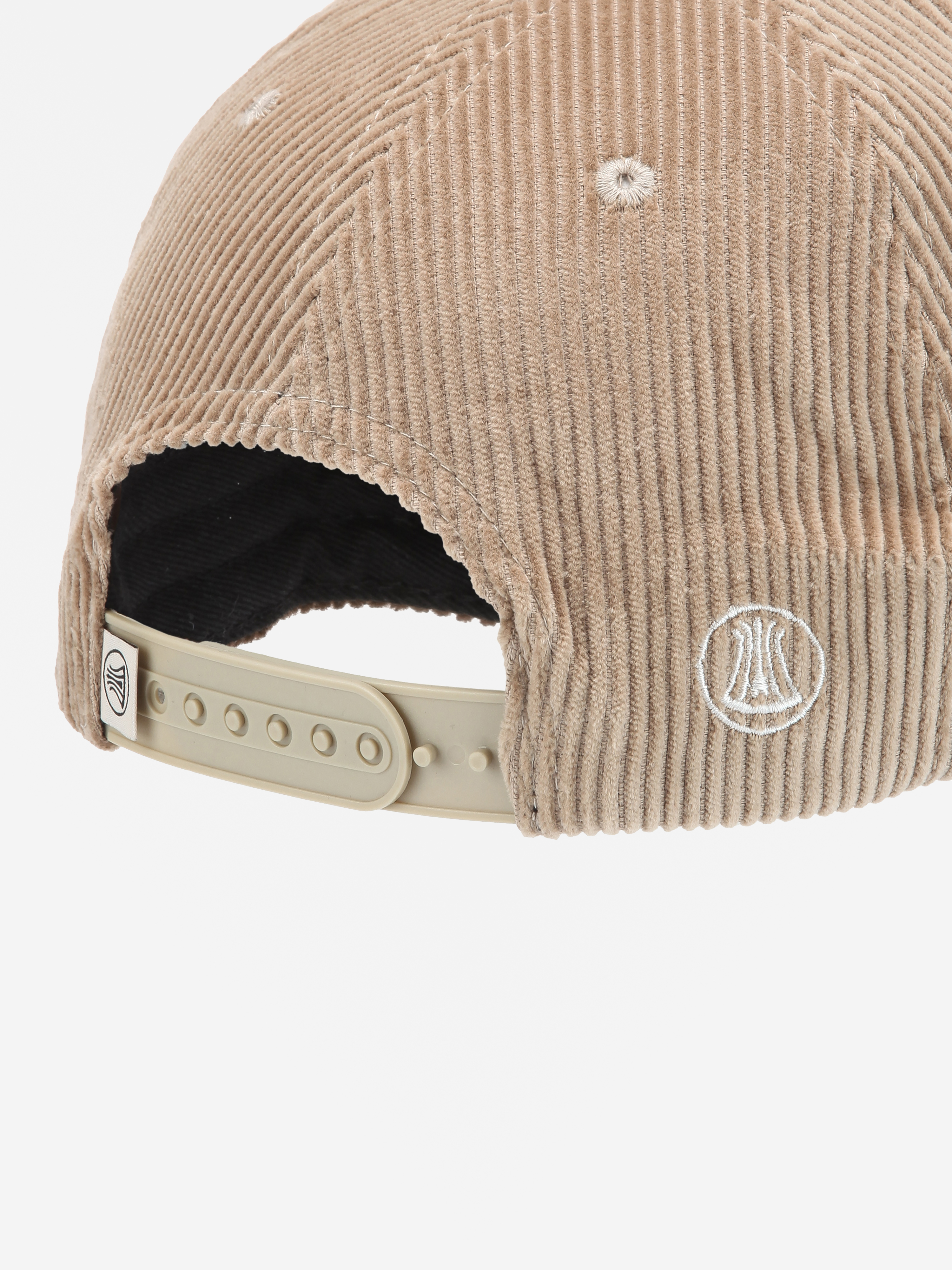 Beigefarbene Cord-Baseballmütze, von hinten gesehen, mit verstellbarem Snapback-Riemen und einem kleinen gestickten runden Logo an der Seite.