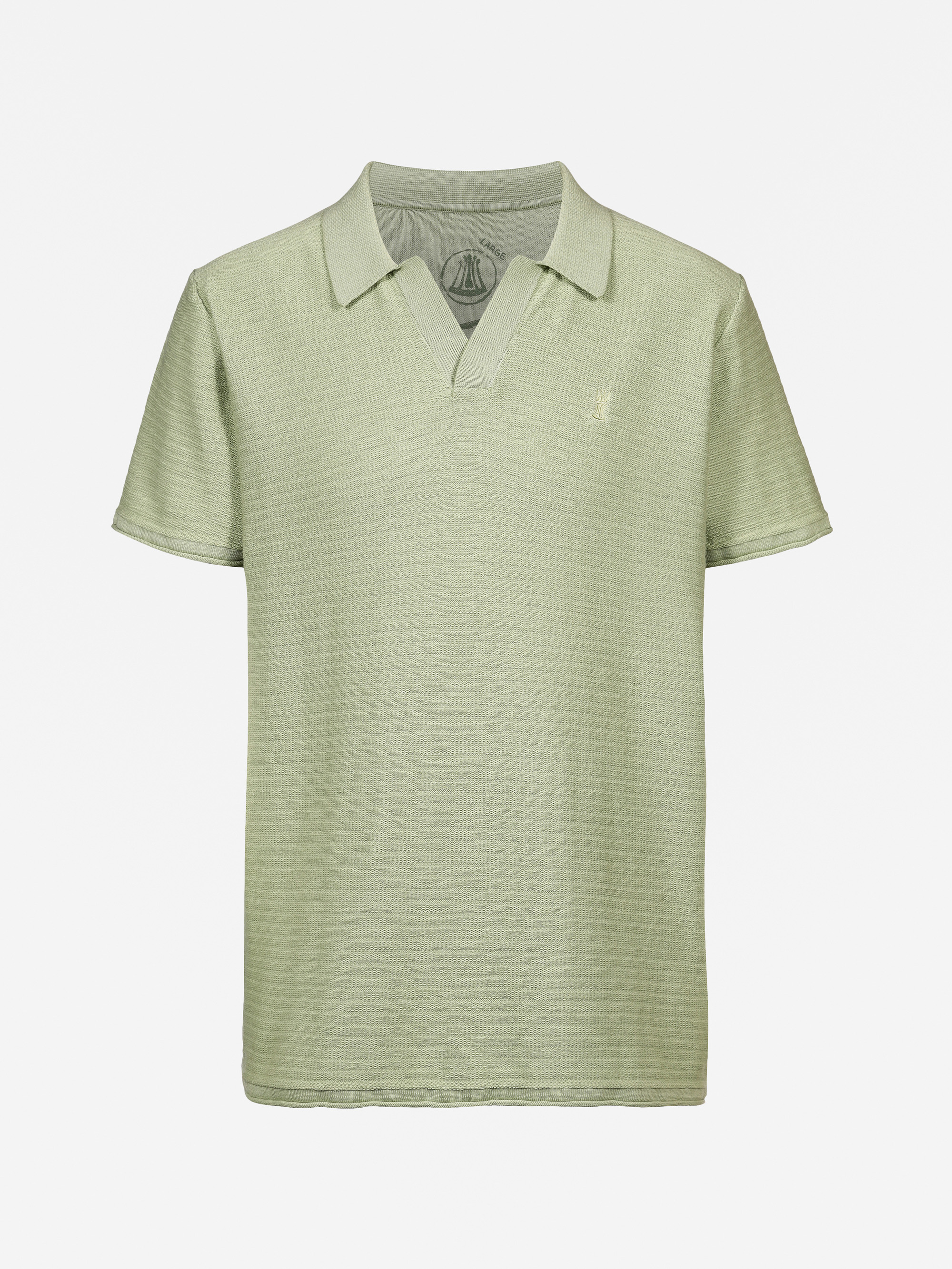 Hellgrünes, kurzärmeliges Poloshirt mit strukturiertem Stoff, geteiltem V-Ausschnitt und kleinem, gesticktem Logo auf der linken Brust auf weißem Grund.