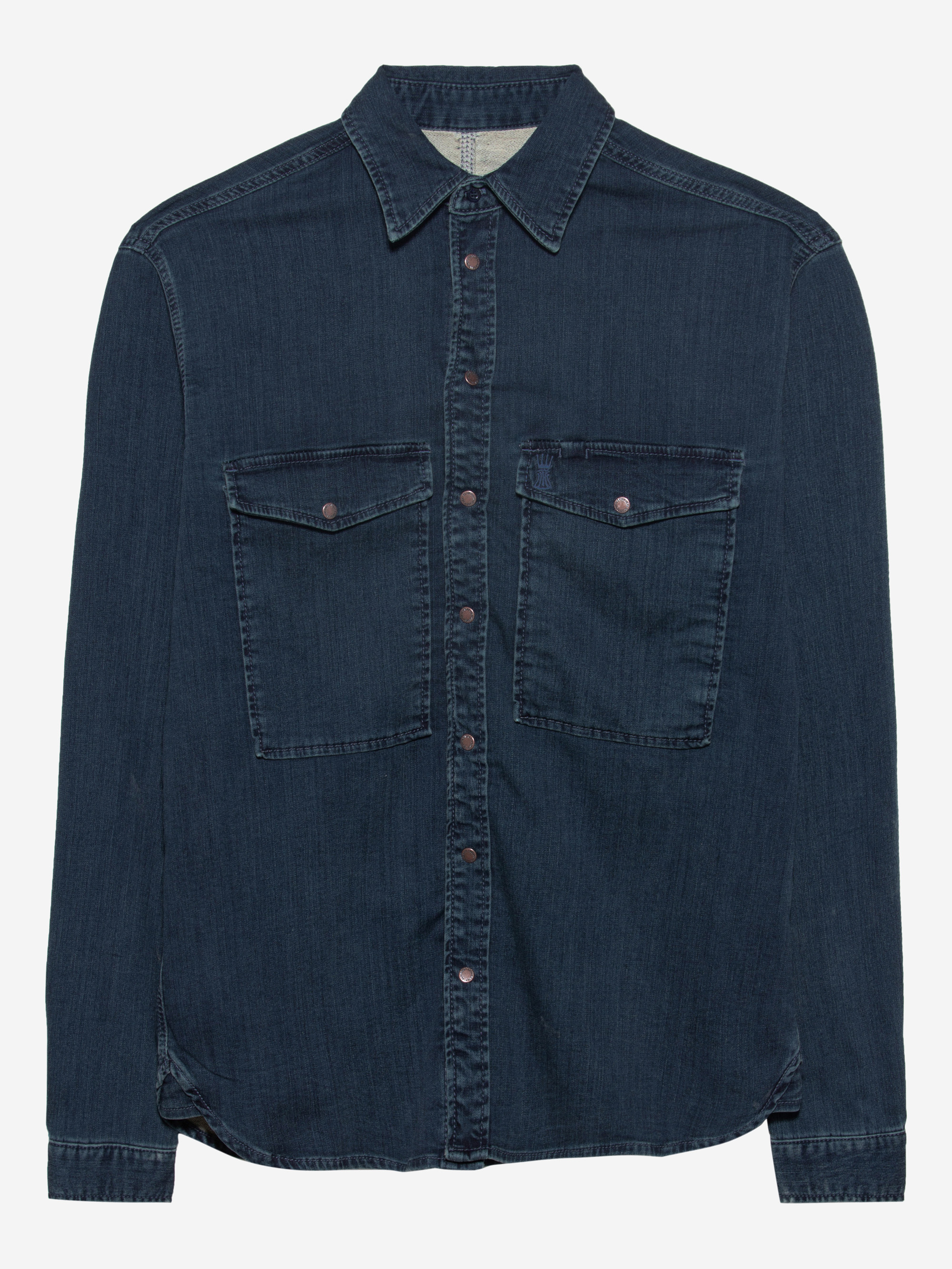 Ein blaues Jeanshemd mit Taschen.
