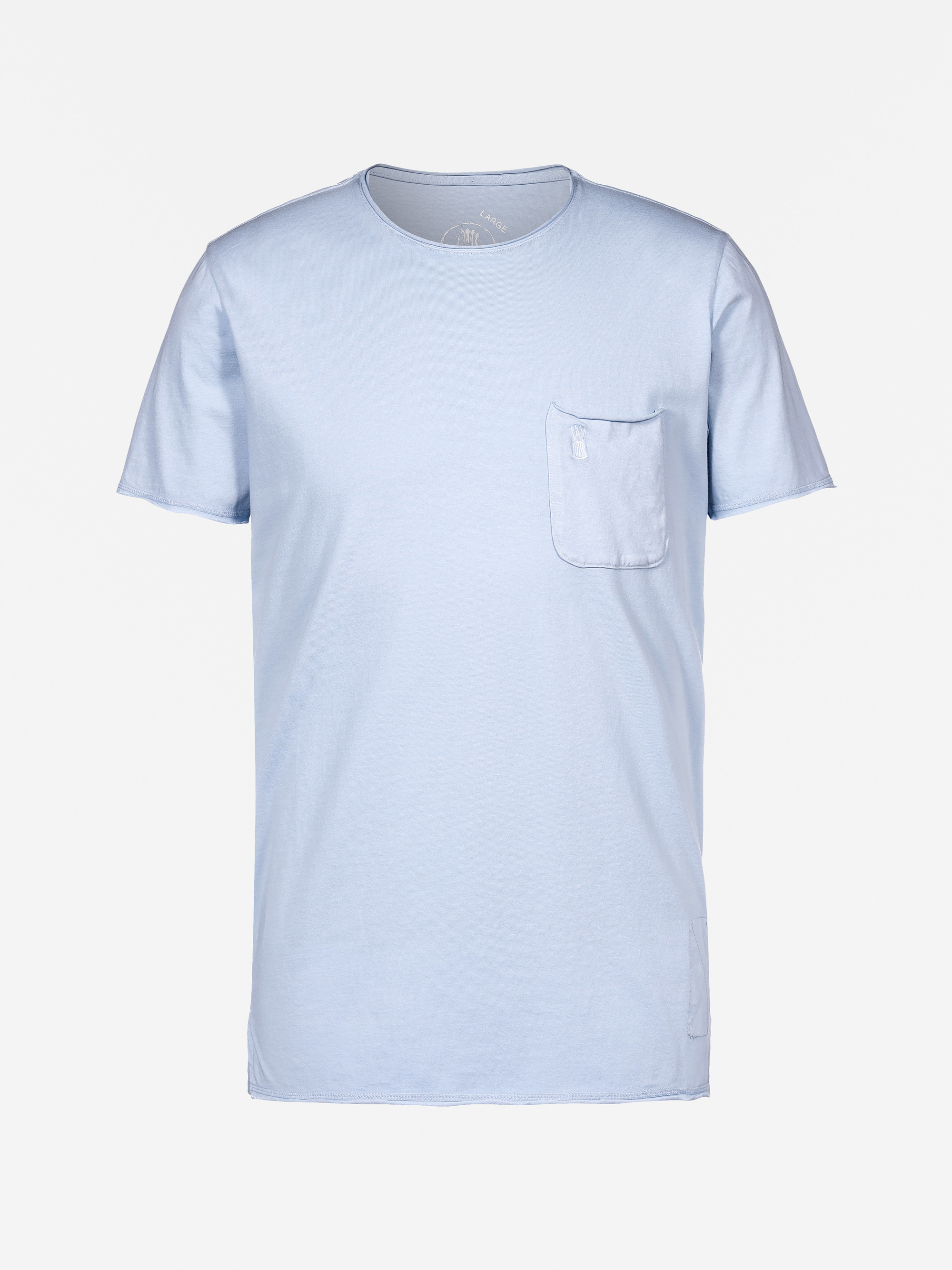 Hellblaues, kurzärmeliges T-Shirt mit Rundhalsausschnitt und einer kleinen Brusttasche auf der linken Seite auf weißem Grund.