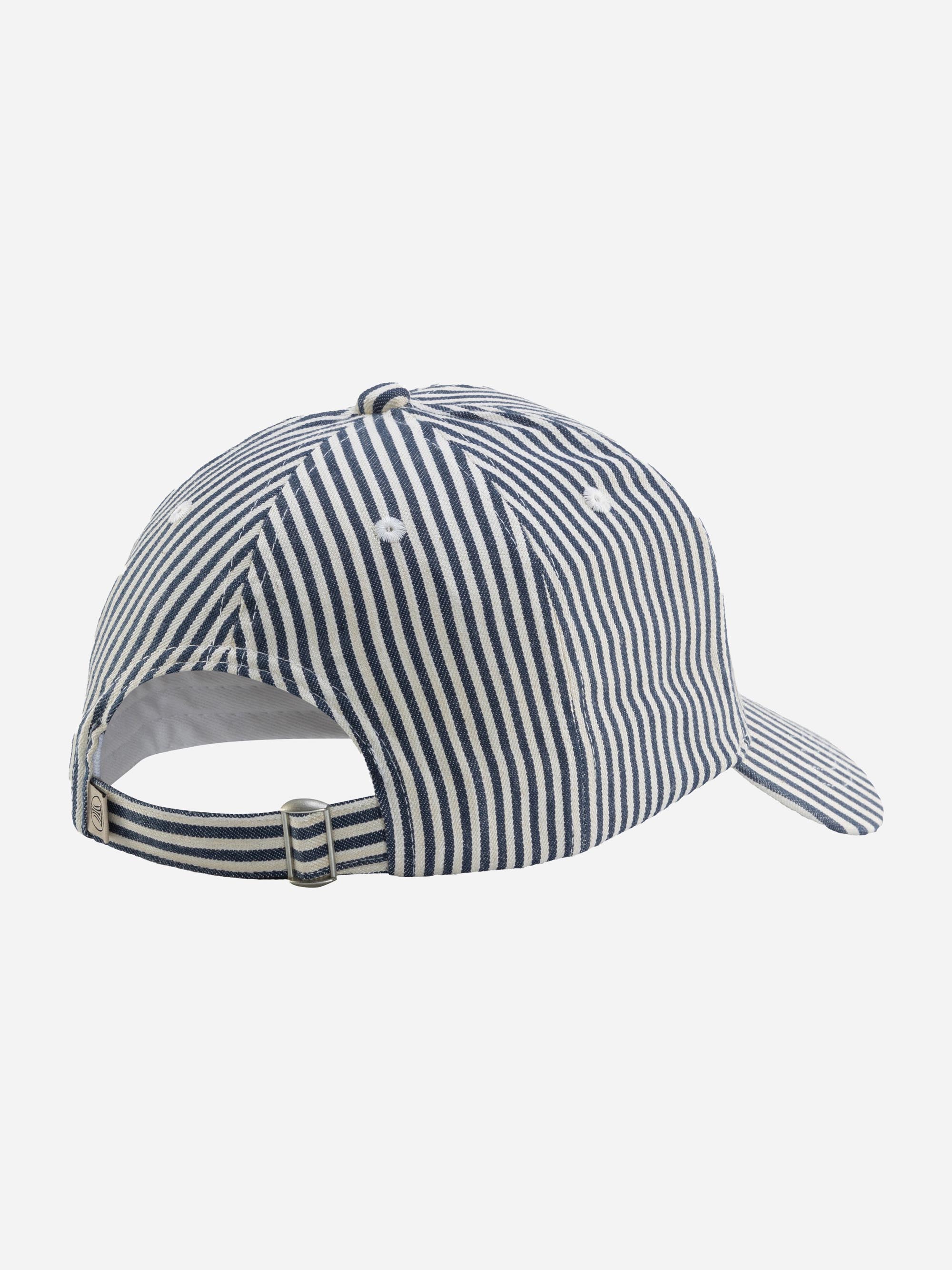 Eine blau-weiß vertikal gestreifte Baseballkappe mit verstellbarem Riemen mit Metallverschluss und weißen Belüftungslöchern, von hinten gesehen.