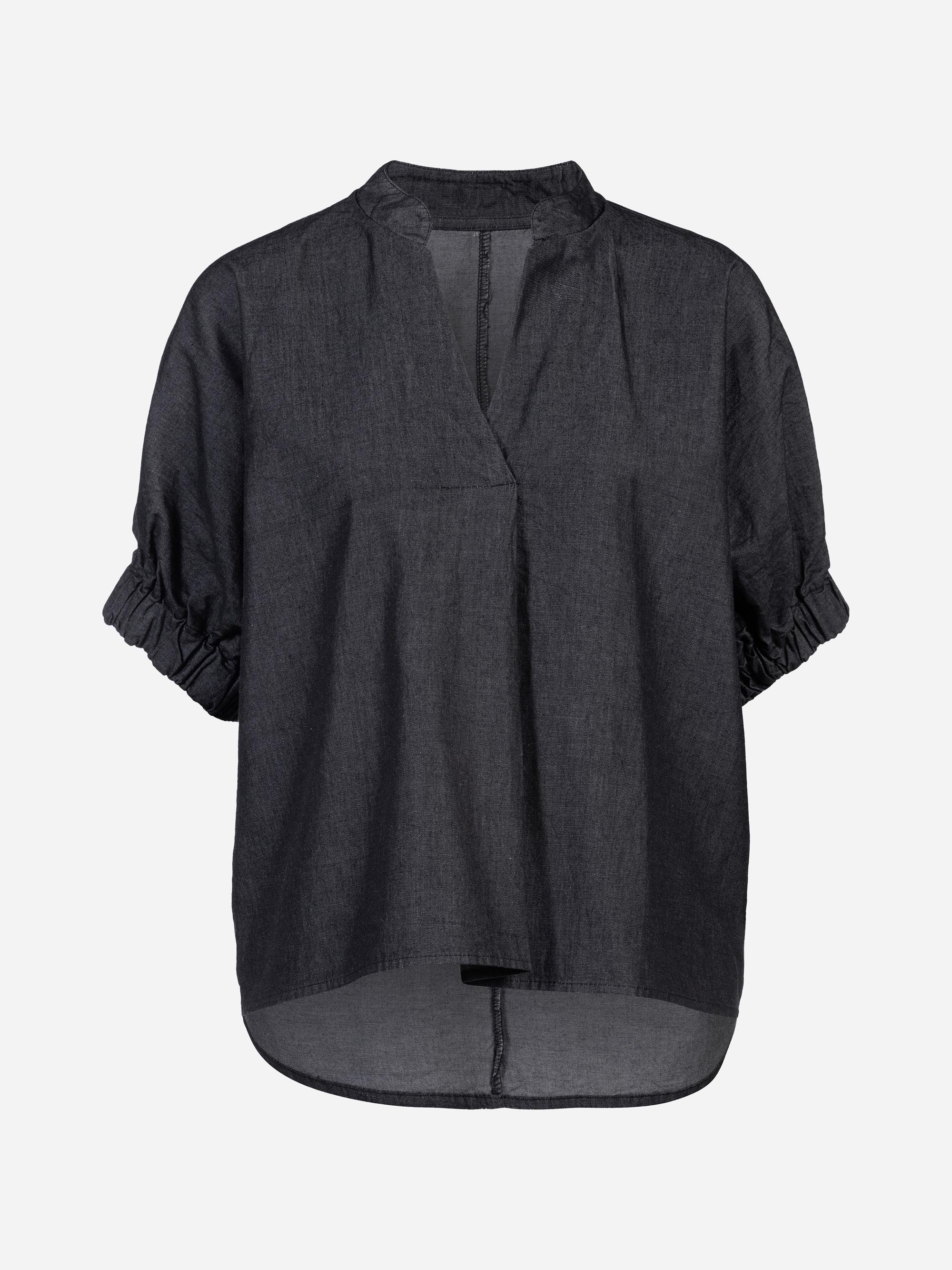 Eine locker sitzende, dunkelgraue Bluse mit kurzen, gepufften Ärmeln, die an den Manschetten gerafft sind, einem geschlitzten V-Ausschnitt und einem etwas längeren hinteren Saum, die vor einem schlichten weißen Hintergrund gezeigt wird.