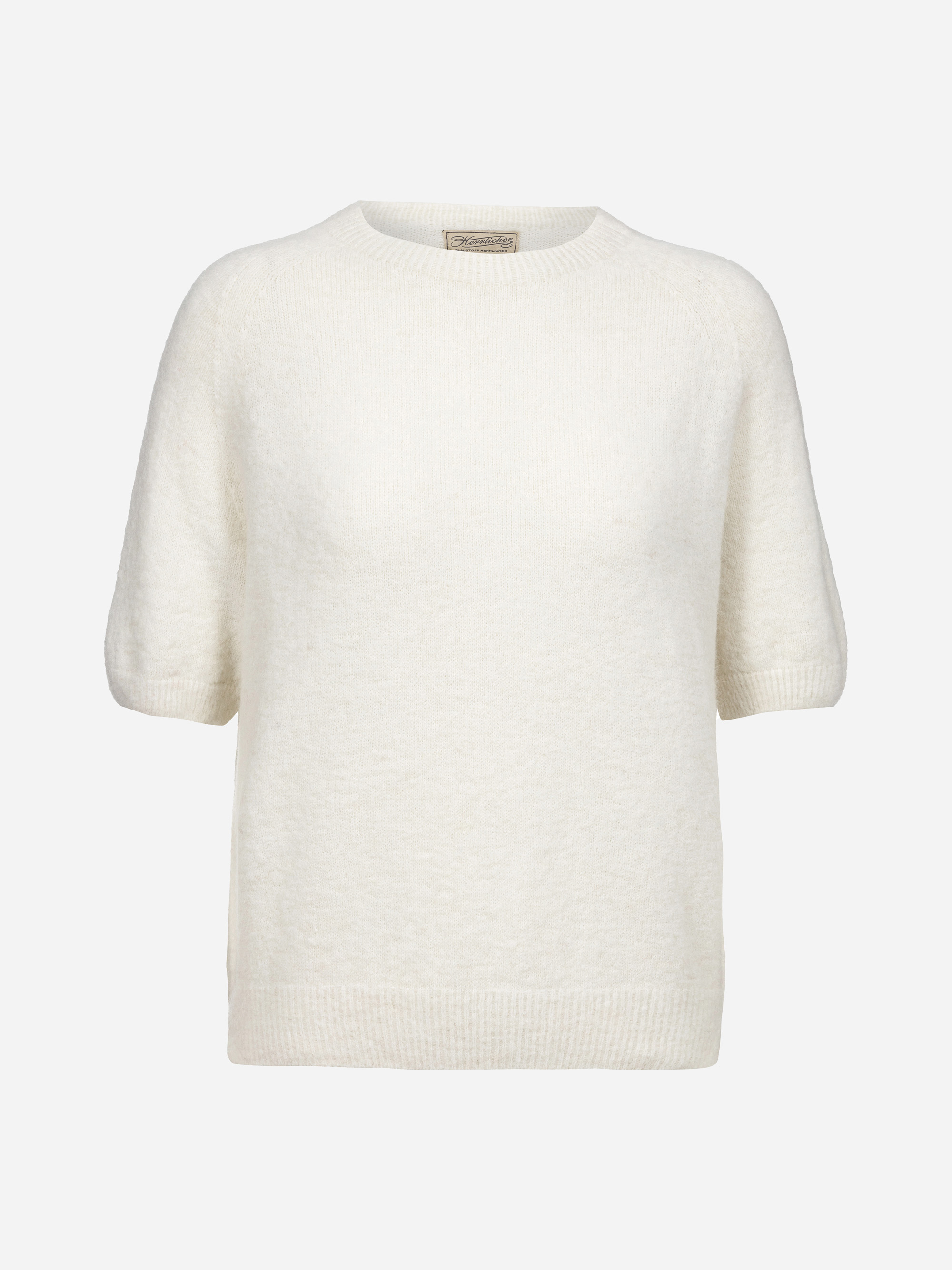 Kurzärmeliger, cremefarbener Strickpullover mit Rundhalsausschnitt und gerippten Bündchen und Saum auf weißem Grund.