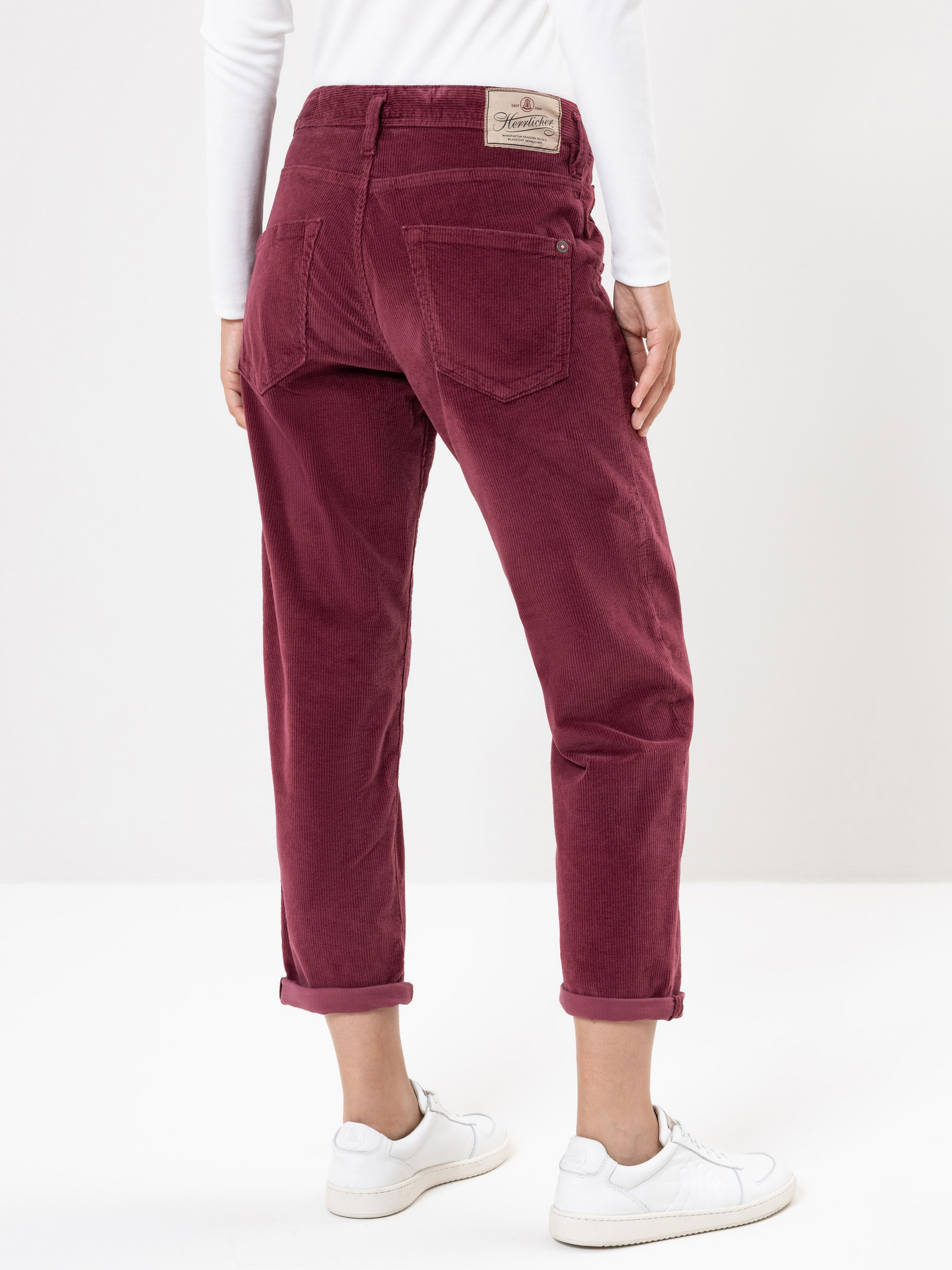 Eine Person, die eine rote Hose trägt.