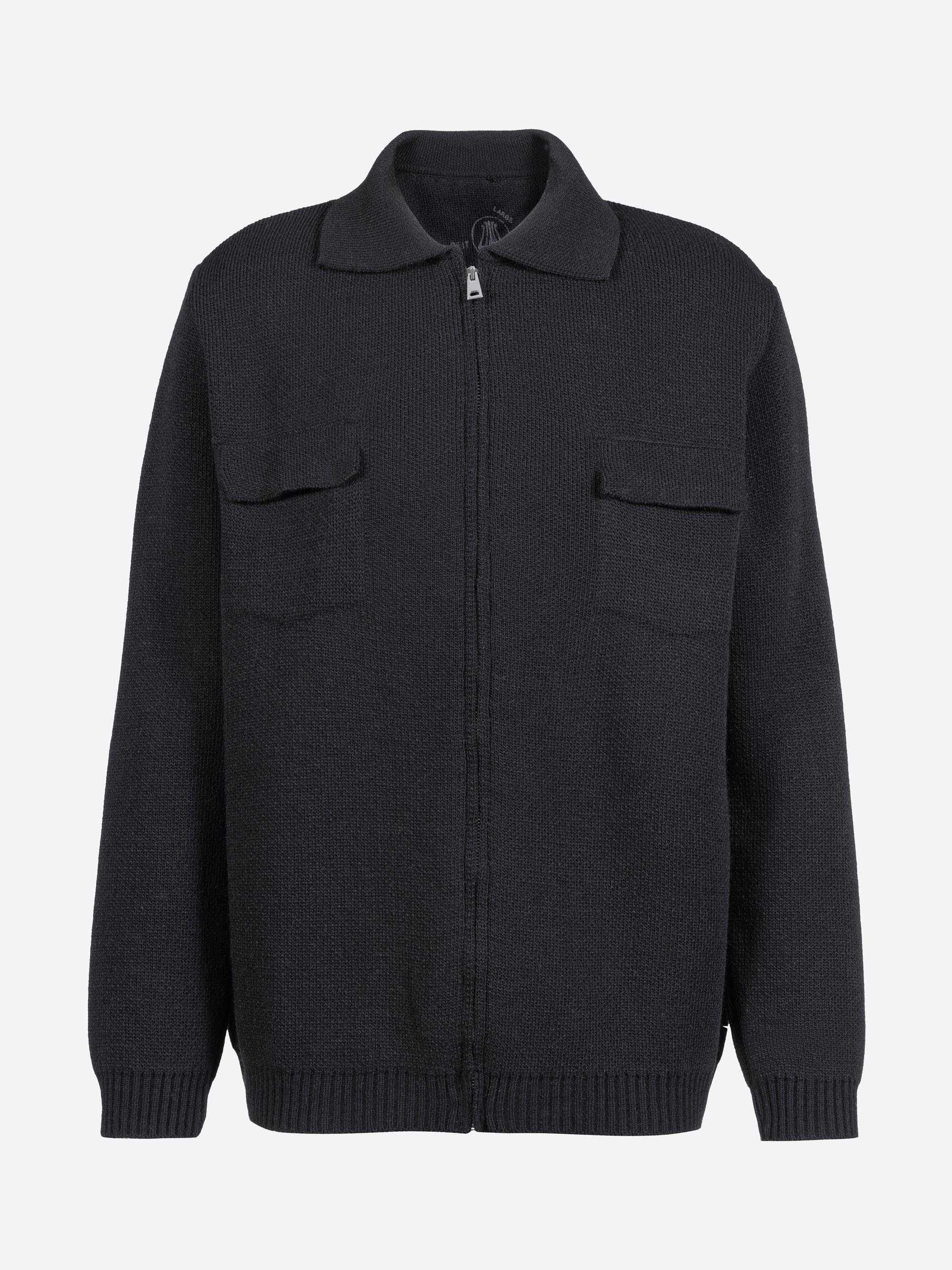 Ein schwarzer, langärmeliger Pullover mit Reißverschluss, Kragen und zwei Brusttaschen auf weißem Hintergrund.