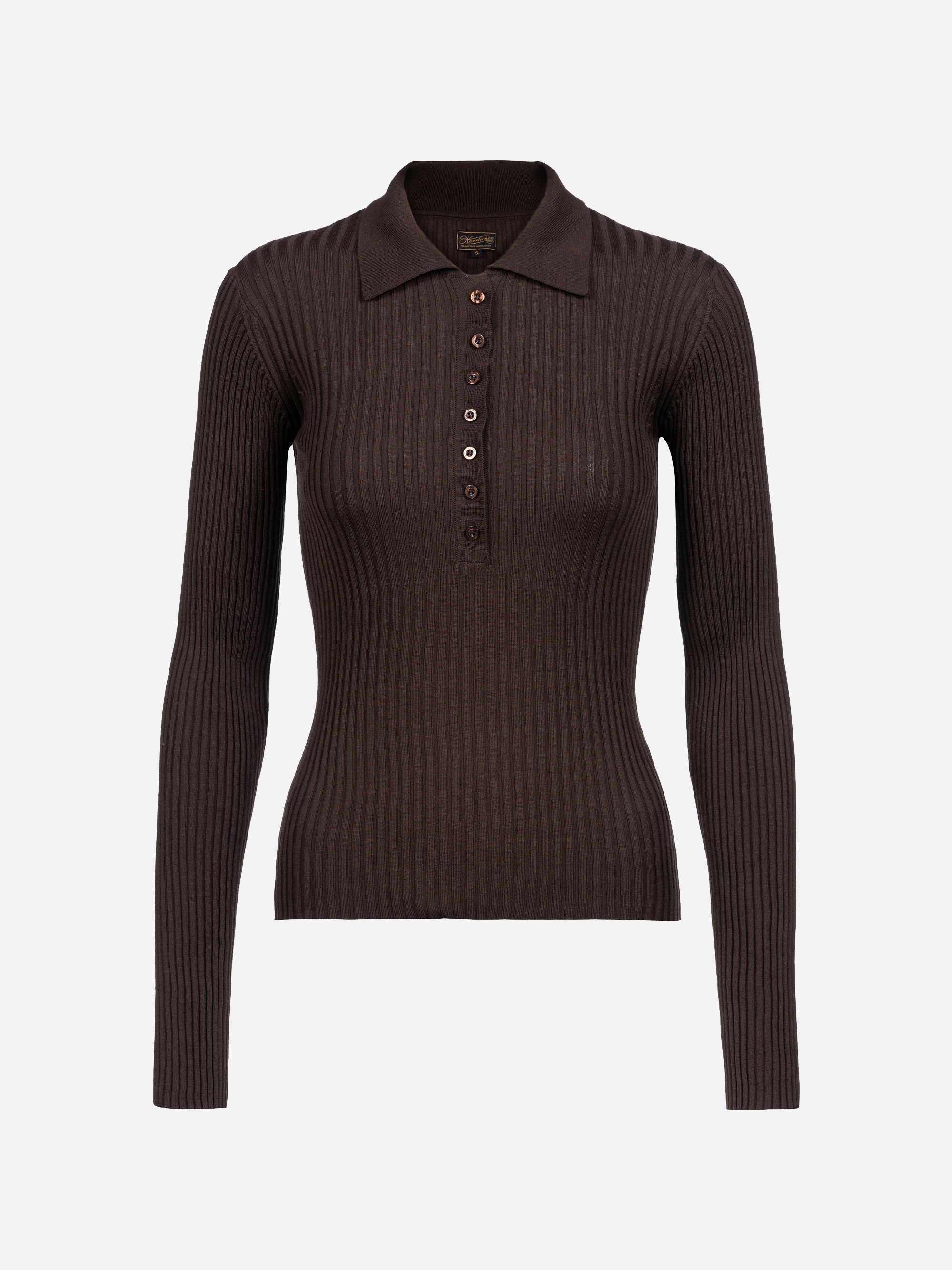 Ein dunkelbrauner Polo-Pullover mit langen Ärmeln, geripptem Bündchen, Kragen und Knopfleiste, dargestellt vor einem schlichten weißen Hintergrund.