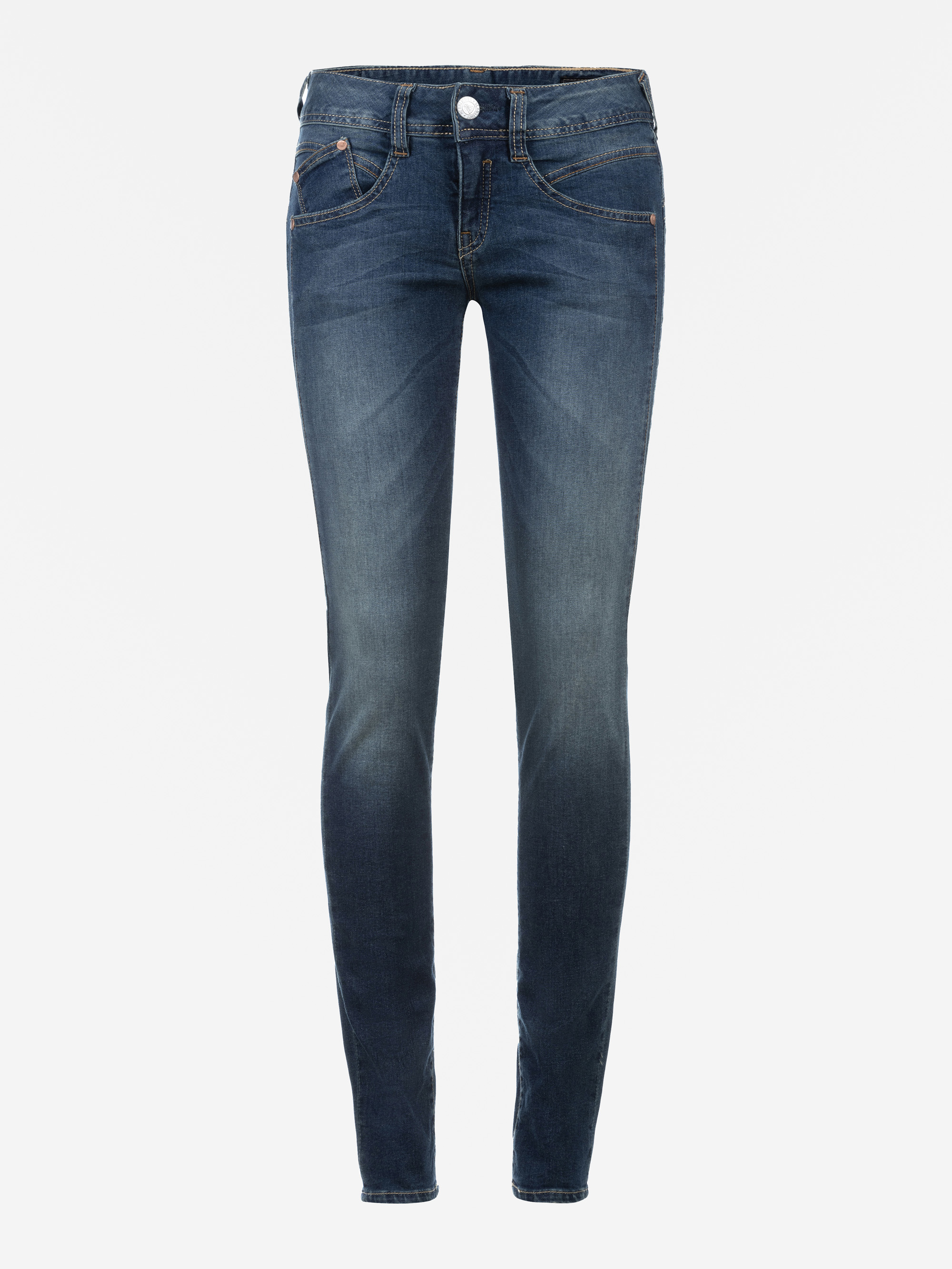 Ein Paar blaue Skinny-Jeans mit verblasster Waschung an den Oberschenkeln, Vordertaschen, Gürtelschlaufen, Reißverschluss und Knopfverschluss auf einfarbig weißem Hintergrund.