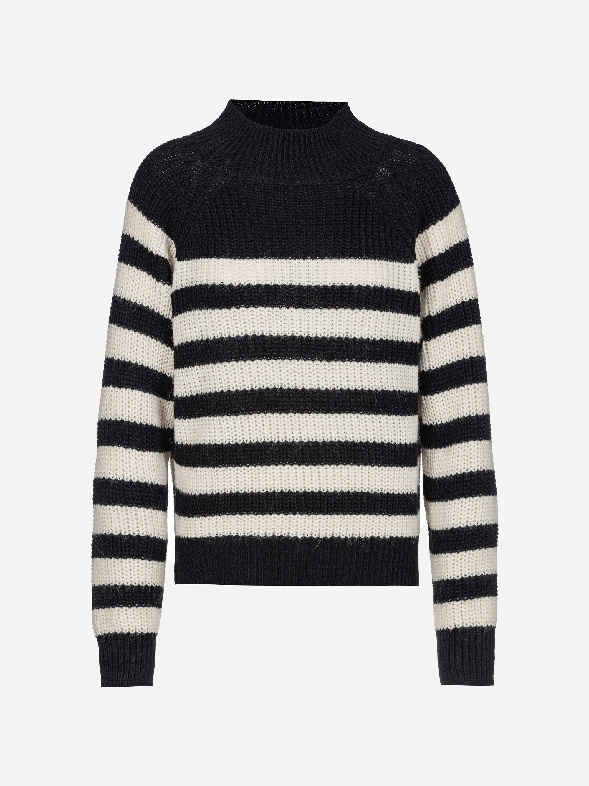 Schwarz-weiß horizontal gestreifter, langärmeliger Strickpullover mit hohem Rundhalsausschnitt und gerippten Bündchen und Saum auf einfarbig weißem Grund.
