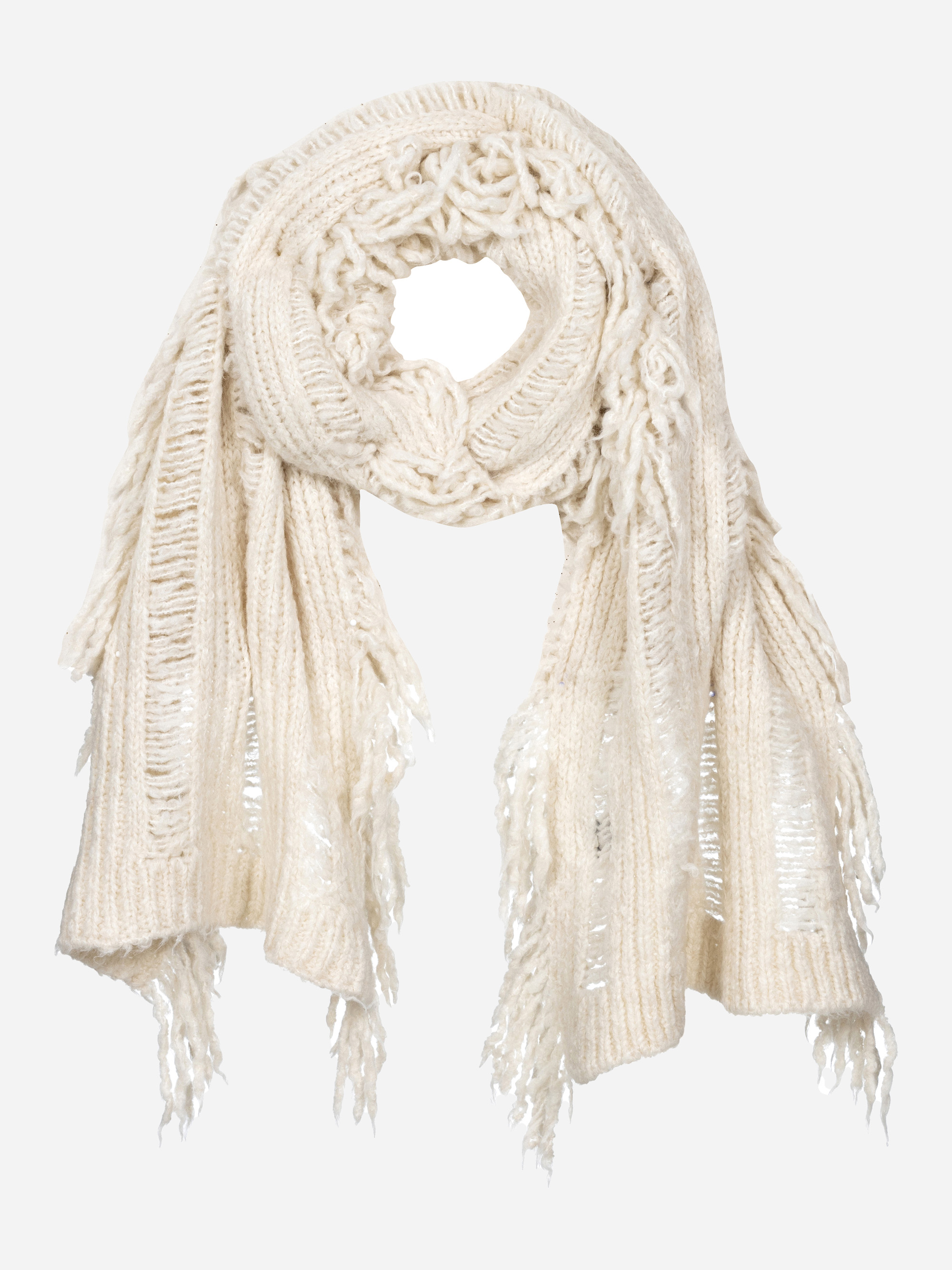 Ein cremefarbener, gestrickter Schal mit grober Struktur und Fransen an den Enden vor einem hellgrauen Hintergrund.