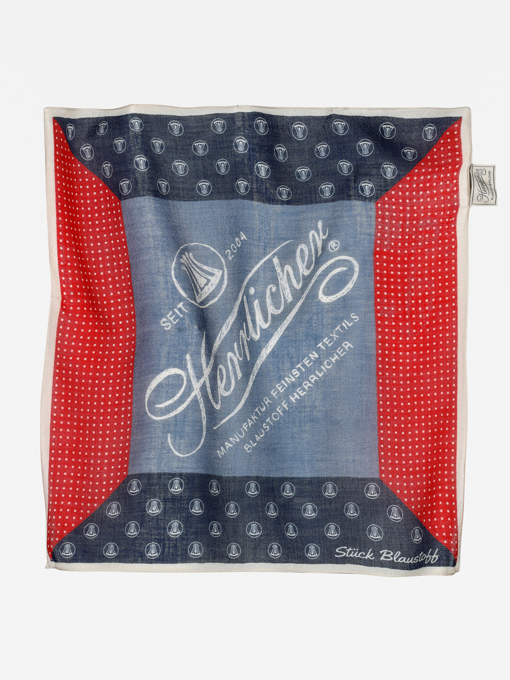 Ein Taschentuch mit einem roten und blauen Muster.