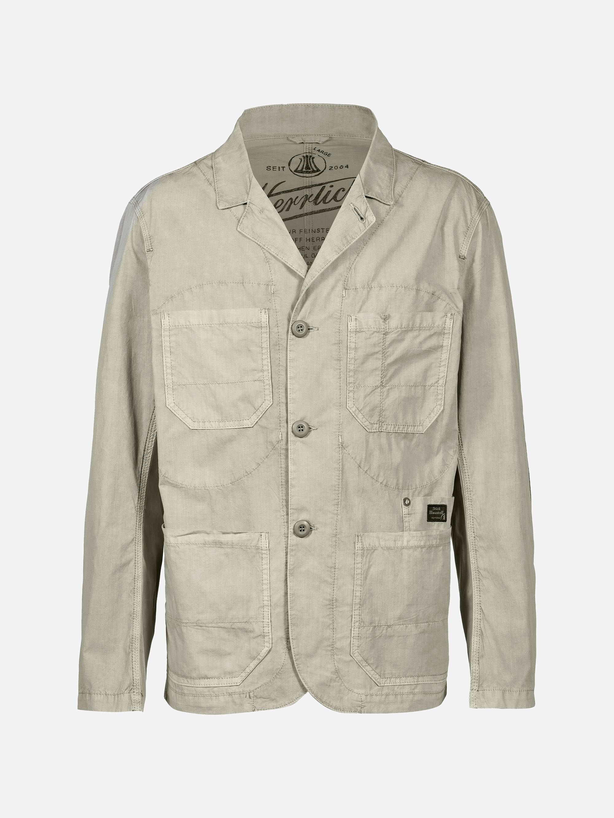 Hellbeige Funktionsjacke mit Knopfleiste, drei großen aufgesetzten Vordertaschen, sichtbaren Nähten, einem gekerbten Kragen und einem kleinen schwarzen Stoffetikett an der rechten unteren Tasche. Das Innenetikett ist sichtbar.