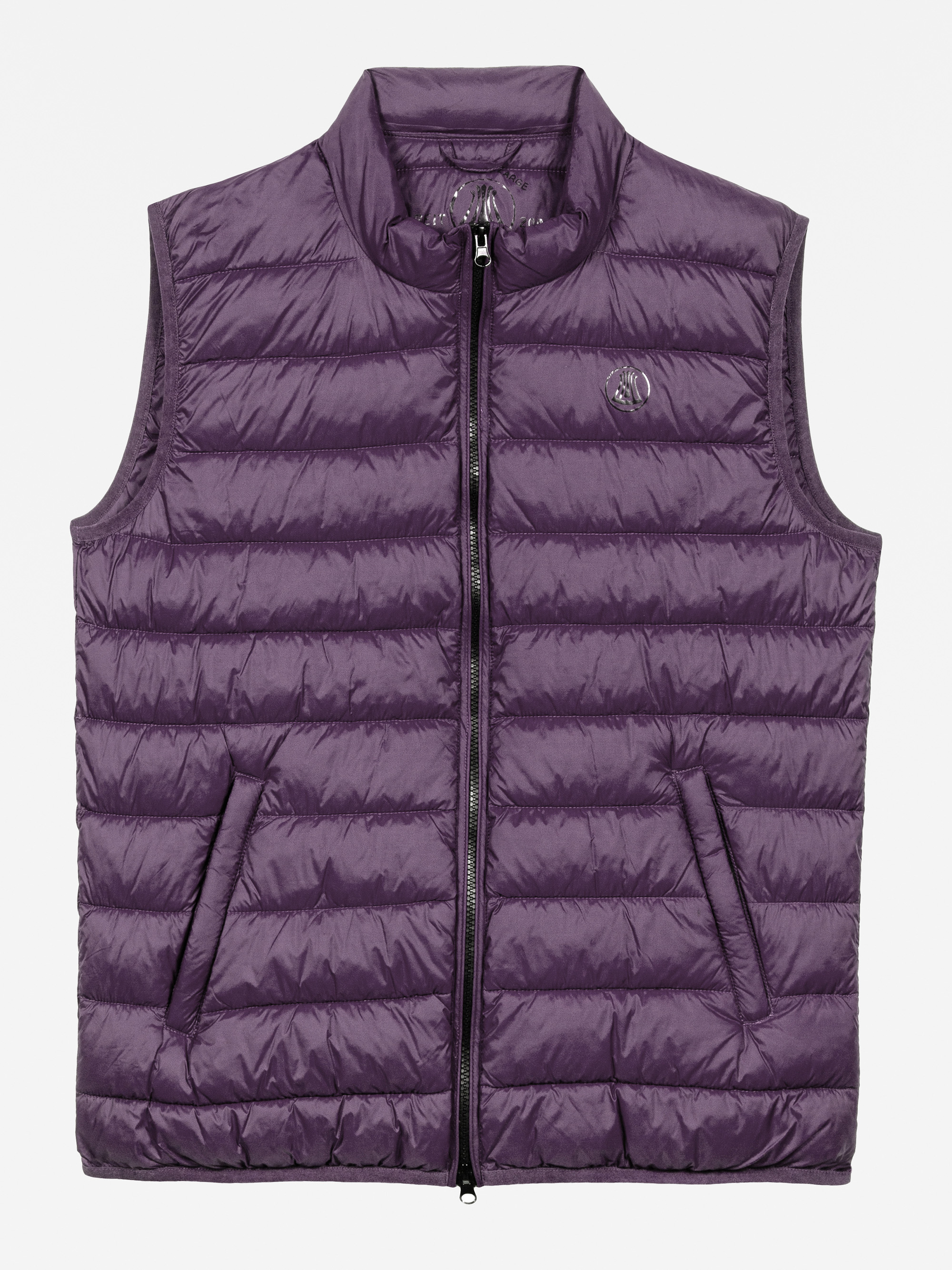Eine ärmellose, gesteppte, lilafarbene Pufferweste mit einem Reißverschluss an der Vorderseite und zwei Seitentaschen, flach auf einen weißen Hintergrund gelegt.