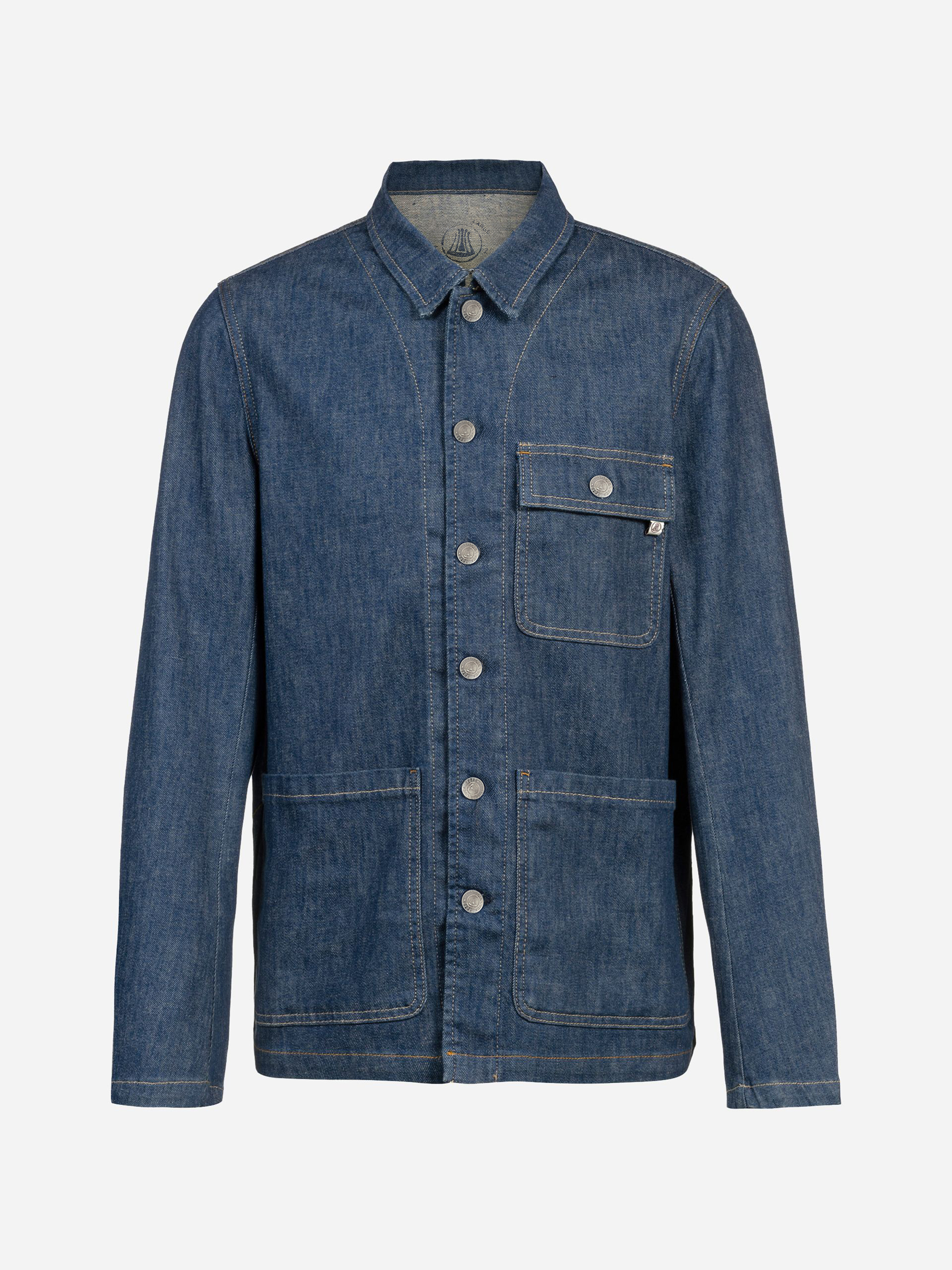 Blaue Jeansjacke mit Kragen, geknöpfter Vorderseite, zwei großen Taschen unten und einer Brusttasche mit Patte. Die Jacke hat sichtbare Nähte und einen lässigen Workwear-Stil.