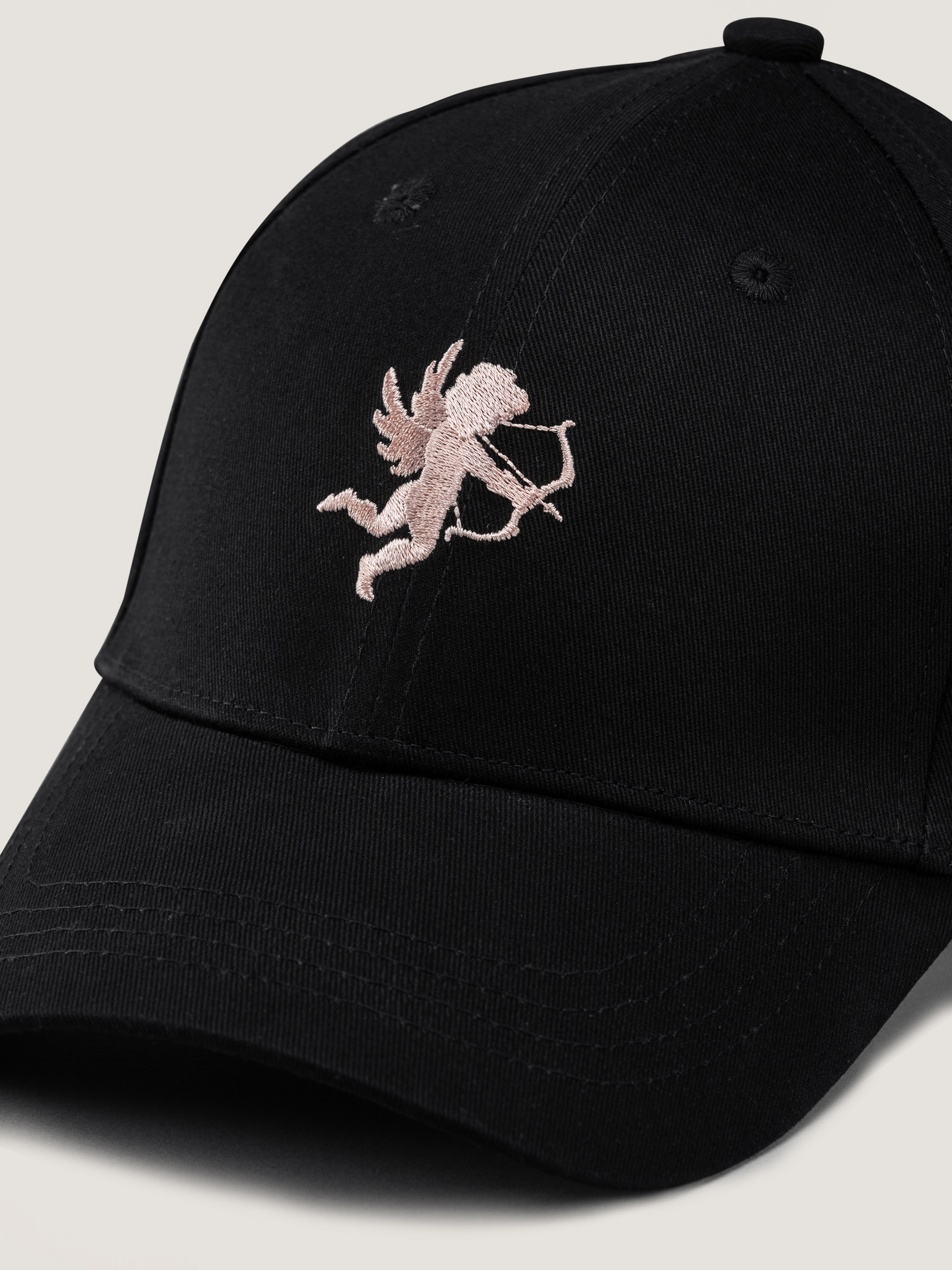 Schwarze Baseballmütze mit aufgesticktem Amor mit Flügeln, der Pfeil und Bogen hält, auf der Vorderseite mit hellrosa Garn.