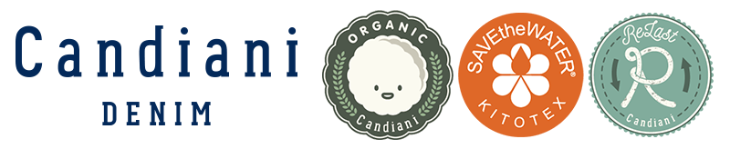 Logo für Candiani Denim mit drei kreisförmigen Plaketten: eine mit der Aufschrift "Organic Candiani" mit einer weißen Baumwollillustration, eine mit der Aufschrift "Save the Water Kitotex" mit einer orangefarbenen Blume und eine mit der Aufschrift "Re-
