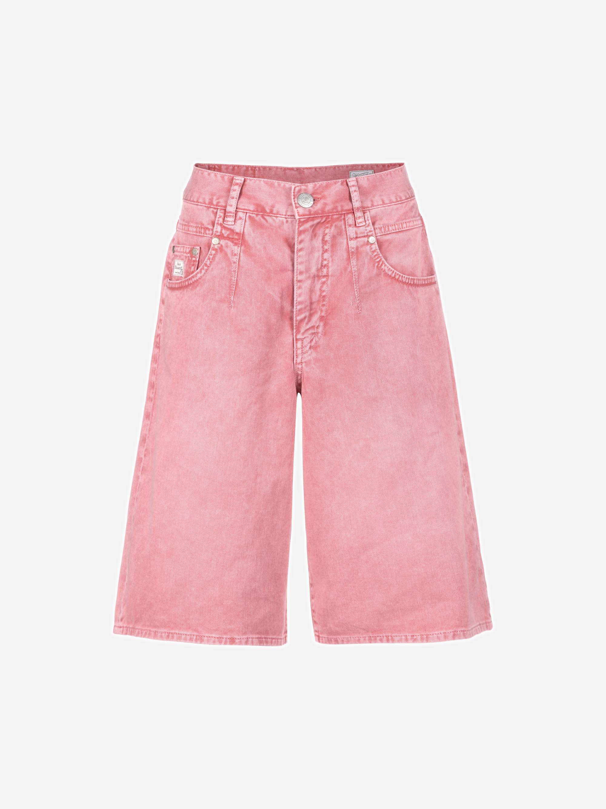 Knielange Shorts aus rosafarbenem Denim mit hoher Taille, Gürtelschlaufen, Knopf- und Reißverschluss auf der Vorderseite und einfarbig weißem Hintergrund.