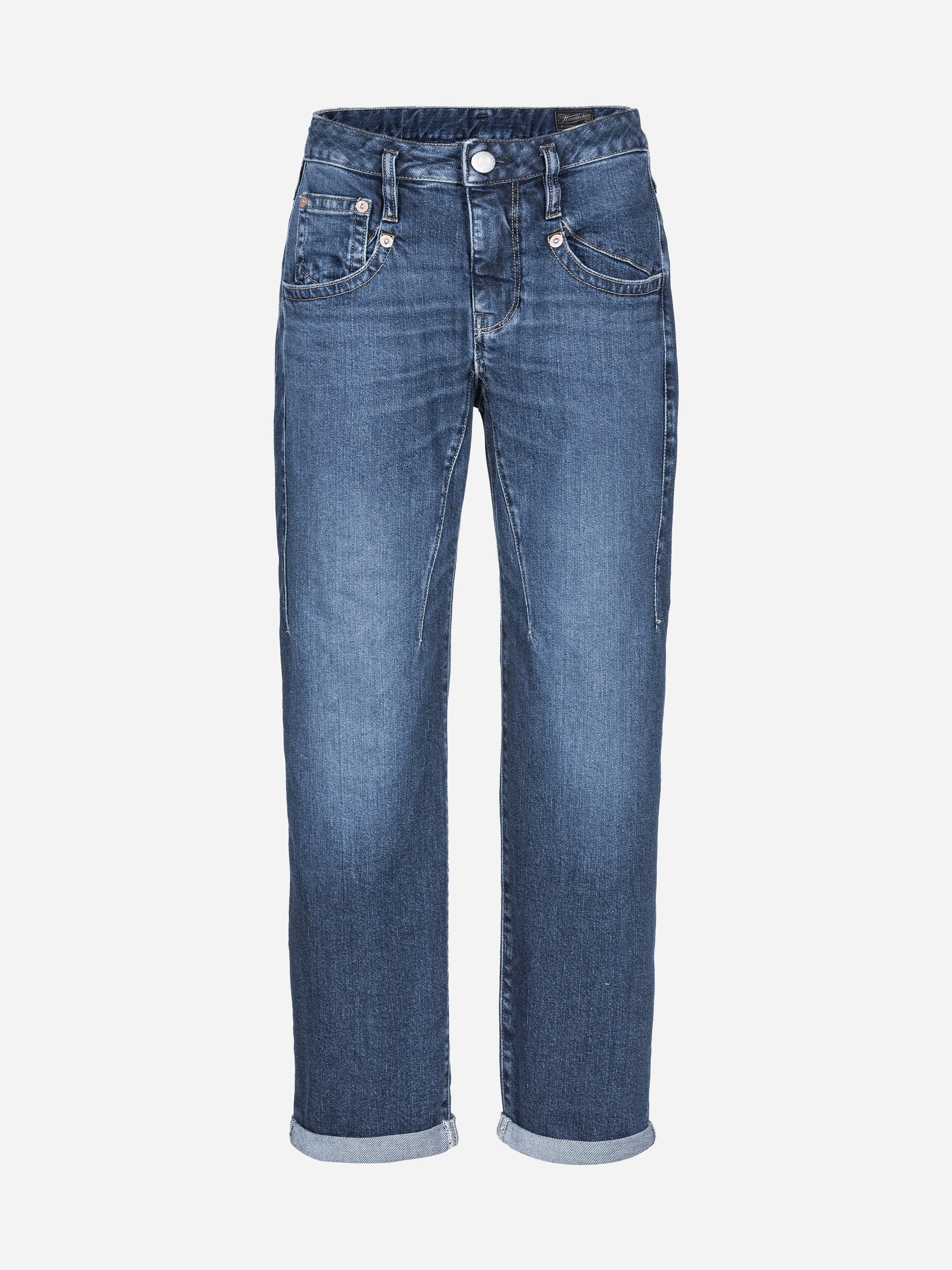 Blaue Jeans mit geradem Schnitt, klassischem Fünf-Taschen-Design, silbernen Nieten und umgeschlagenen Säumen, präsentiert vor einem schlichten weißen Hintergrund.