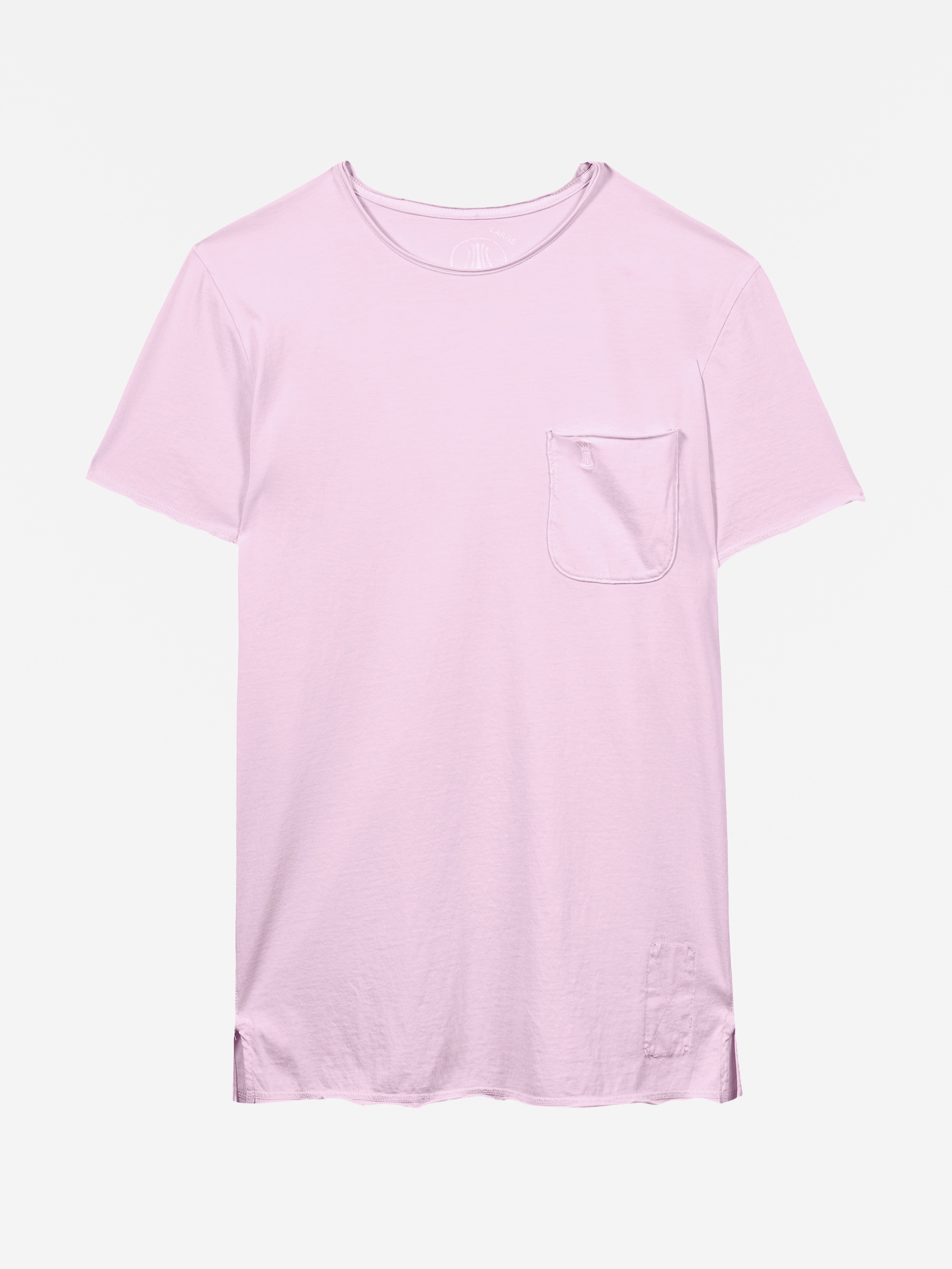 Ein schlichtes, hellrosa Kurzarm-T-Shirt mit Rundhalsausschnitt und einer kleinen Brusttasche auf weißem Hintergrund.