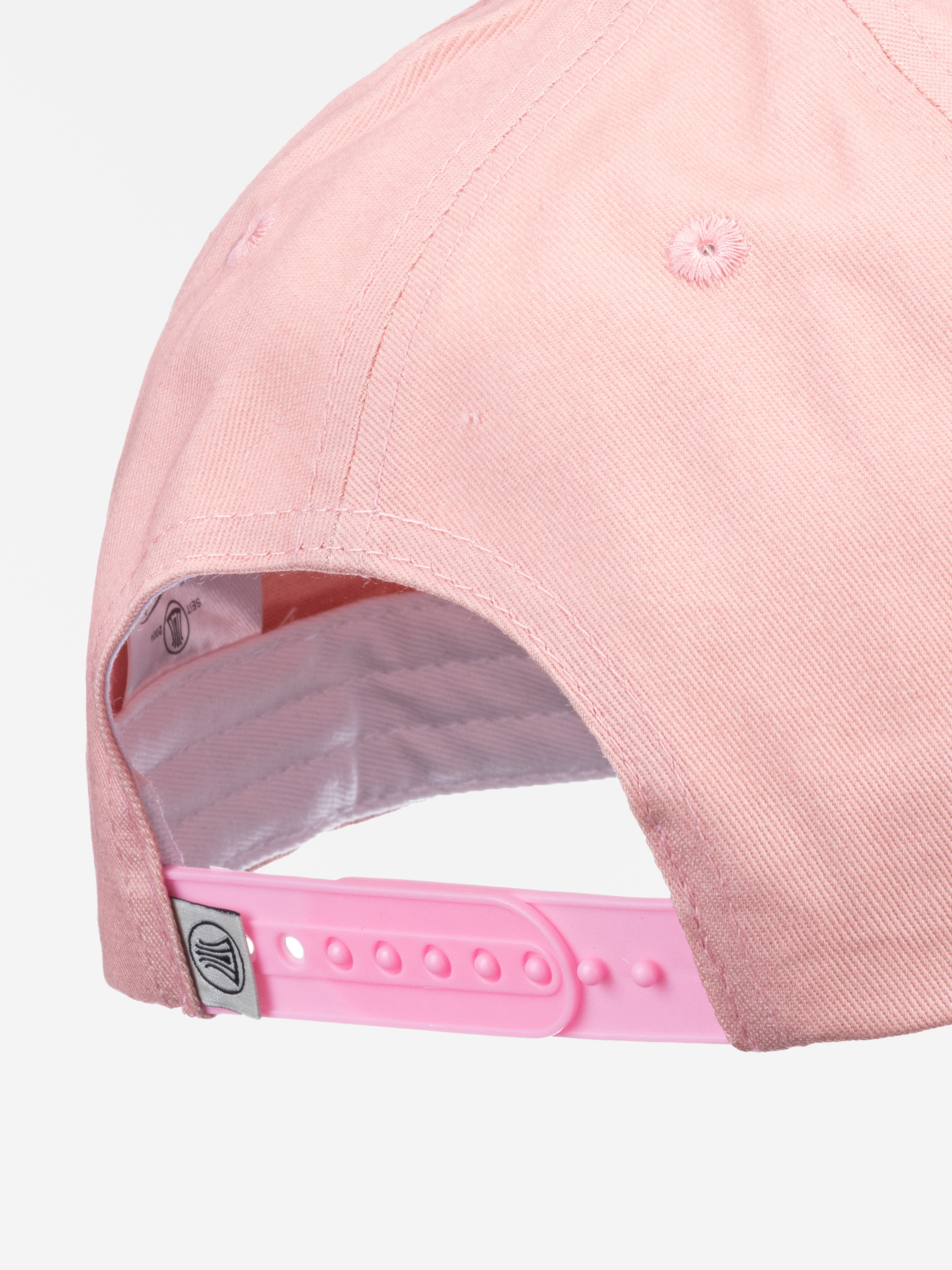Nahaufnahme der Rückseite einer hellrosa Baseballmütze, die einen verstellbaren Kunststoffschnappverschluss und aufgenähte Ösen auf einem Stoffeinsatz zeigt.