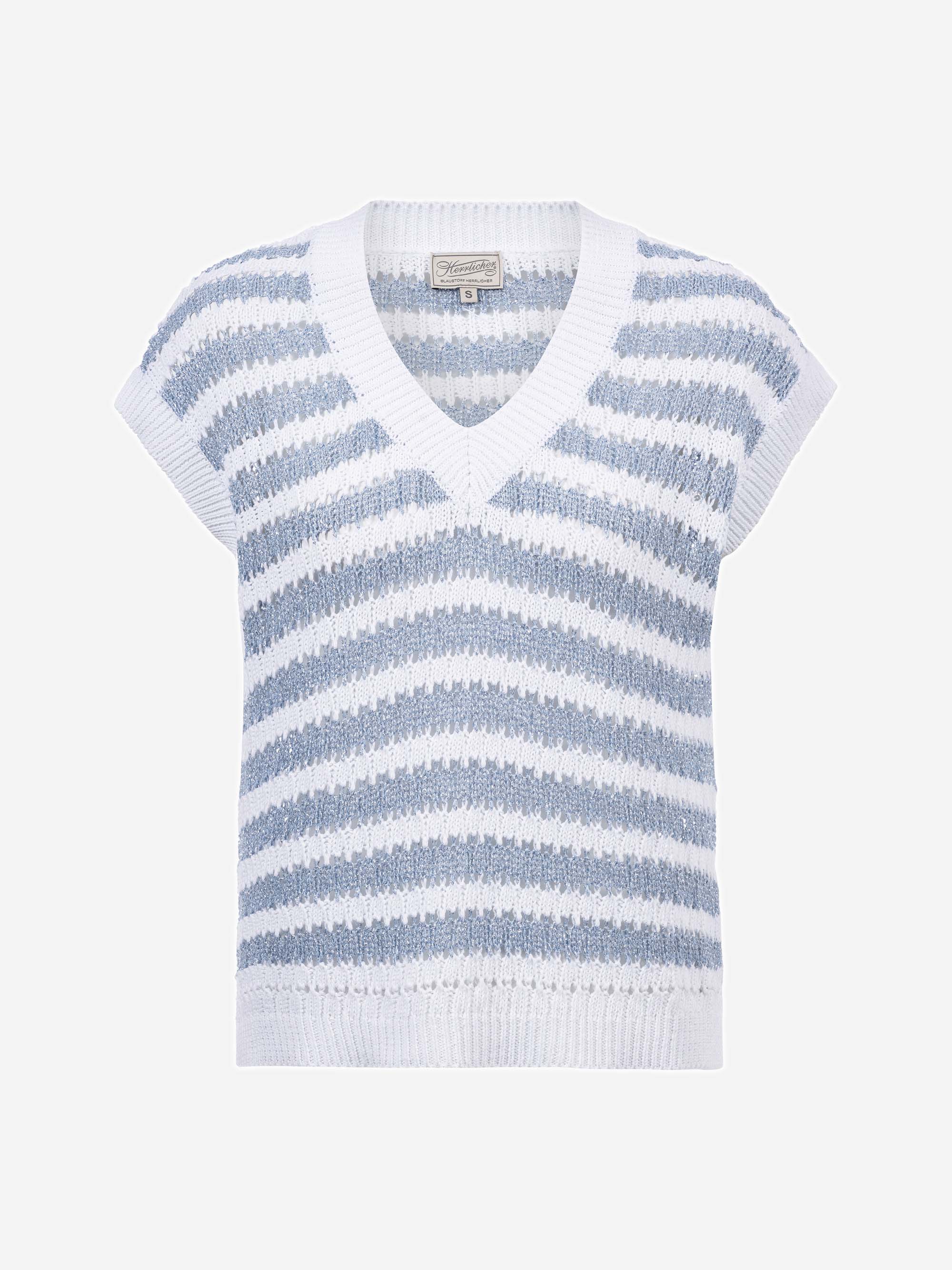 Ärmellose Strickweste mit V-Ausschnitt, horizontalen hellblauen und weißen Streifen, Rippenbündchen am Hals, an den Ärmeln und am Saum, auf weißem Grund.