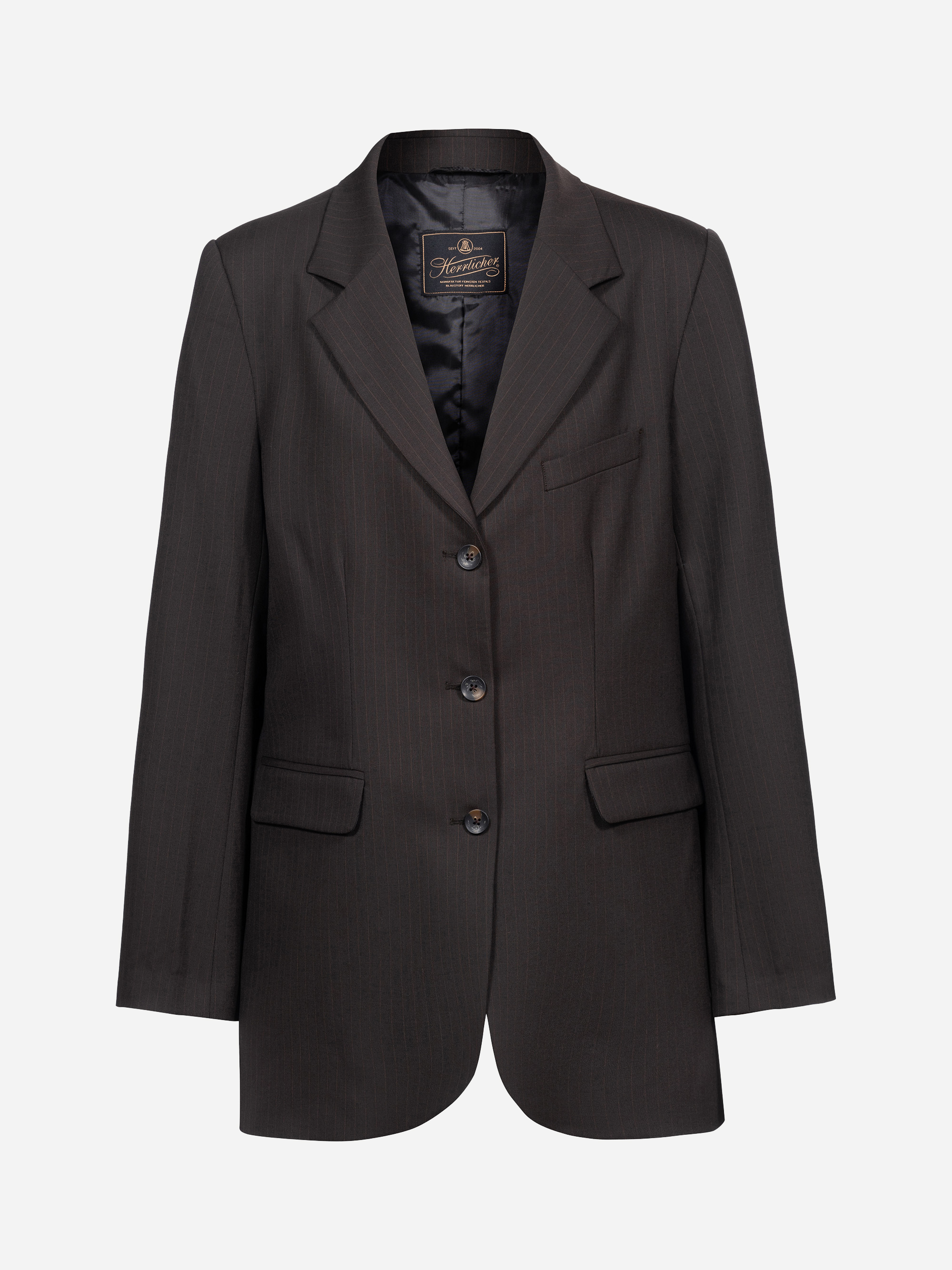 Ein dunkelgrauer, einreihiger Blazer mit drei Knöpfen, gekerbtem Revers, zwei Pattentaschen vorne und einer Brusttasche, präsentiert vor einem schlichten weißen Hintergrund.