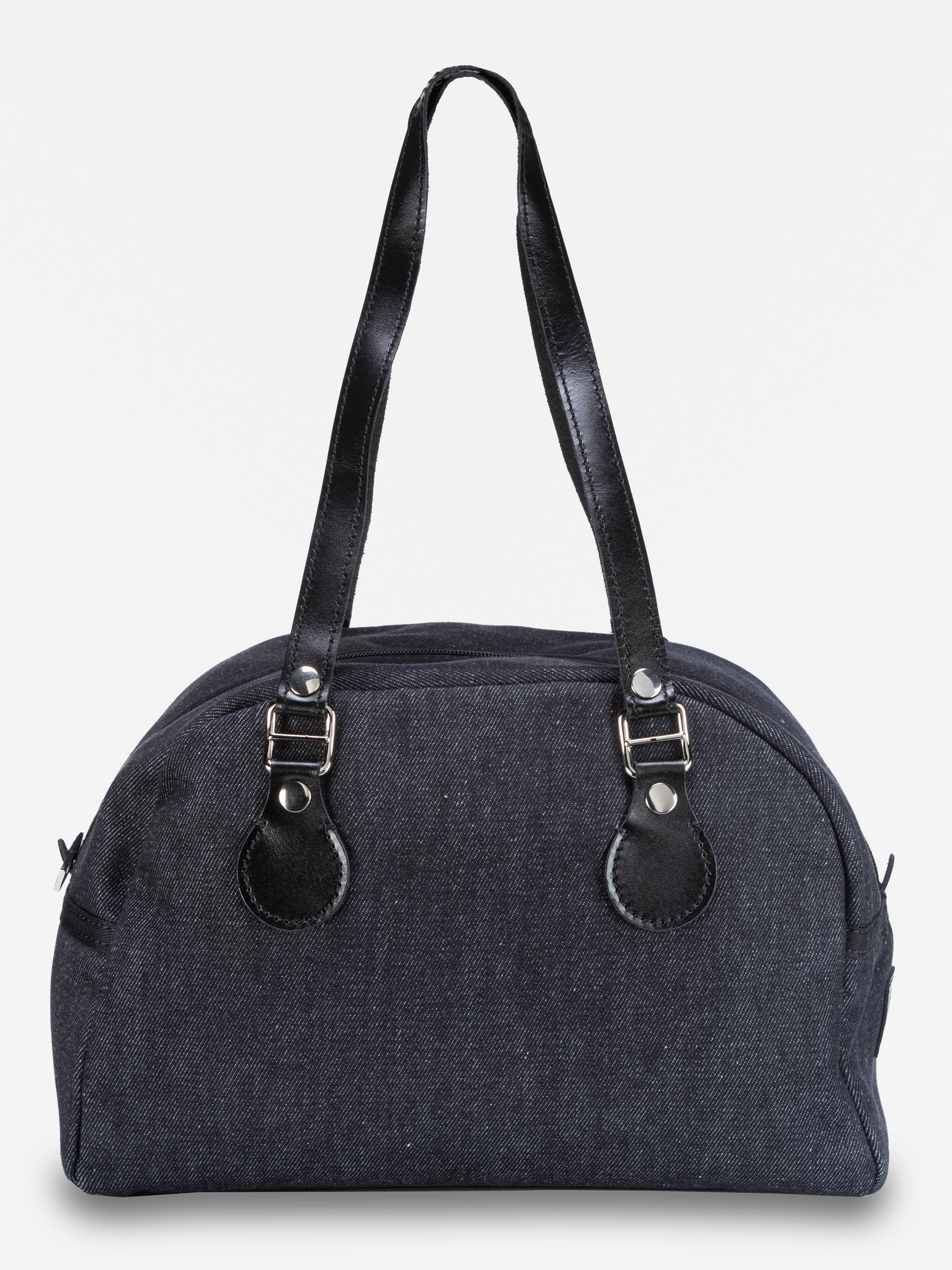 Eine schwarze Handtasche mit zwei langen Ledergriffen, silbernen Schnallendetails und einem gewölbten Oberteil vor einem schlichten weißen Hintergrund.