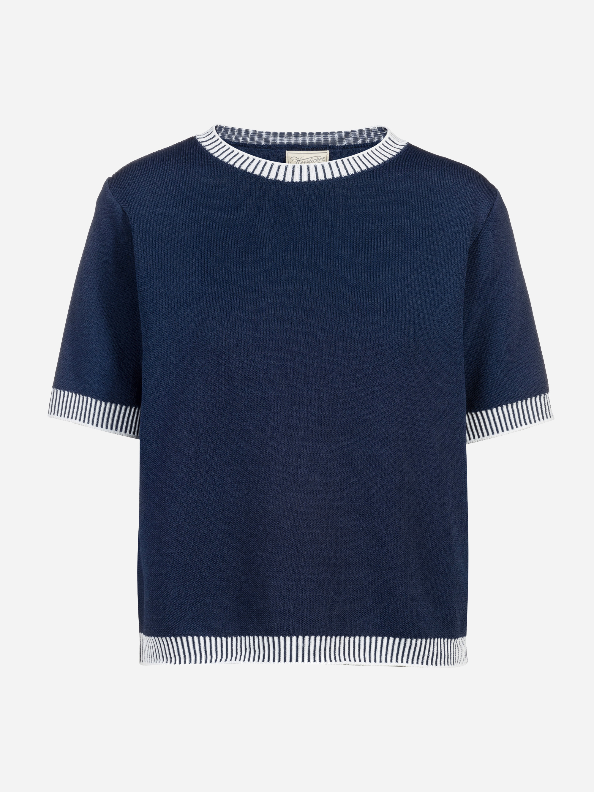 Ein marineblauer kurzärmeliger Pullover mit weißem und marineblauem Streifenbesatz am Kragen, an den Manschetten und am Saum auf einem schlichten weißen Hintergrund.