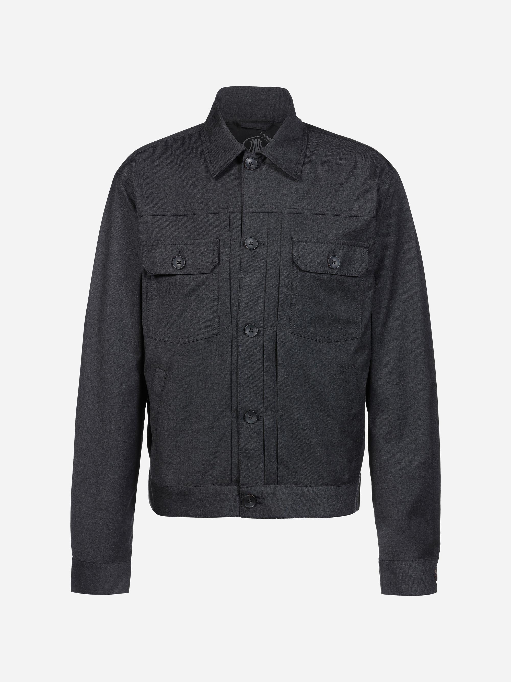 Schwarze Jeansjacke zum Aufknöpfen mit zwei Brusttaschen, geknöpften Manschetten und Kragen auf einfarbig weißem Hintergrund.