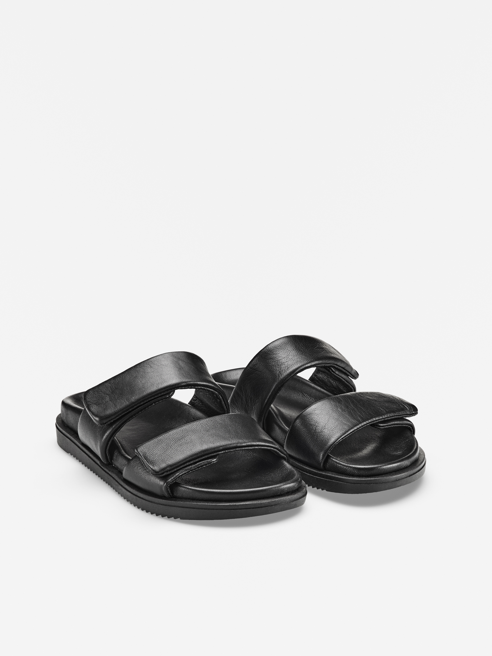 Ein Paar schwarzer Gleitsandalen mit zwei breiten Riemen oben und einer dicken, geriffelten Sohle, die auf einem schlichten weißen Hintergrund abgebildet sind.