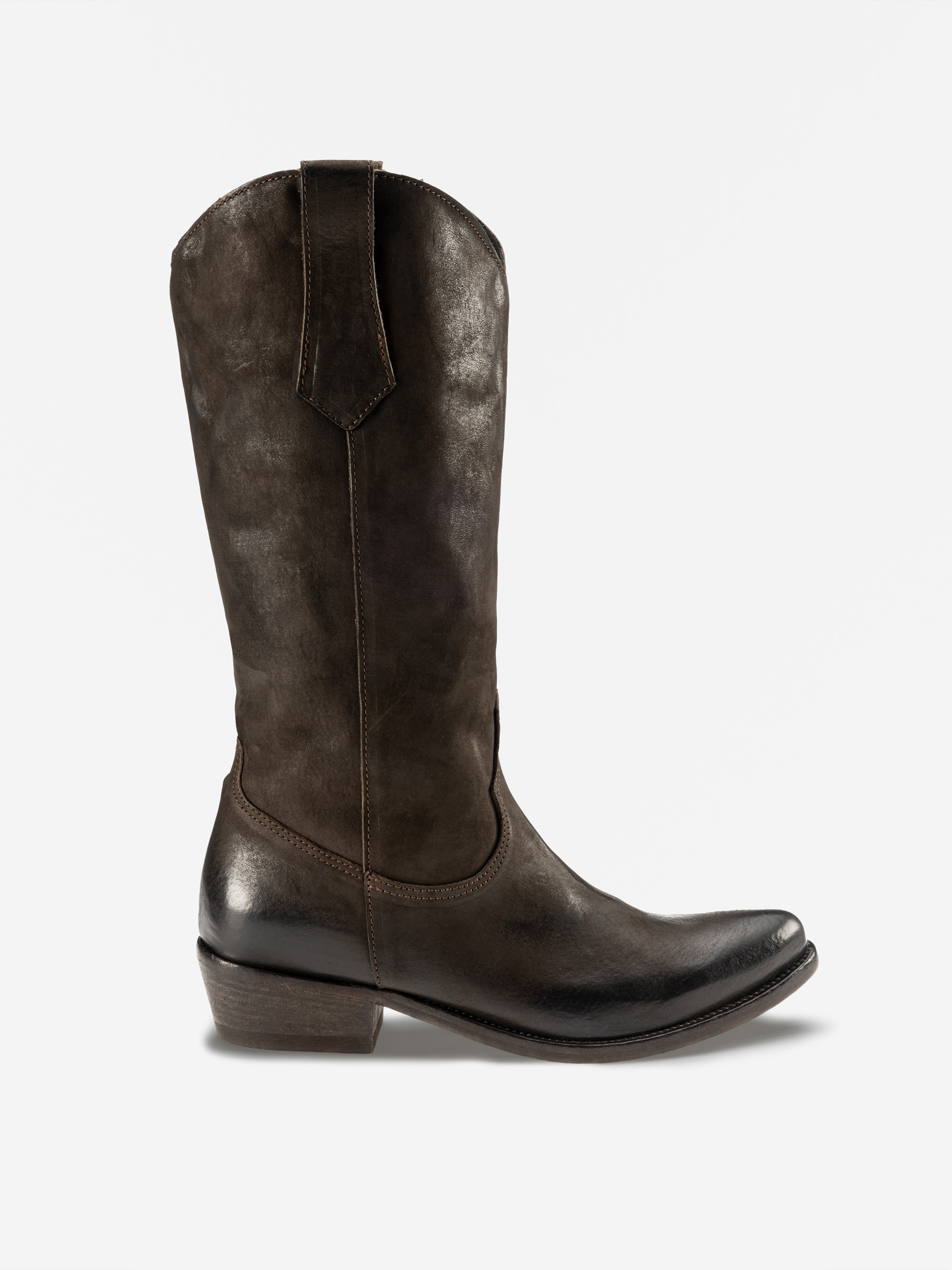 Ein einzelner Cowboystiefel aus dunkelbraunem Leder mit niedrigem Absatz und Zugriemen, im Profil auf einem schlichten weißen Hintergrund dargestellt.